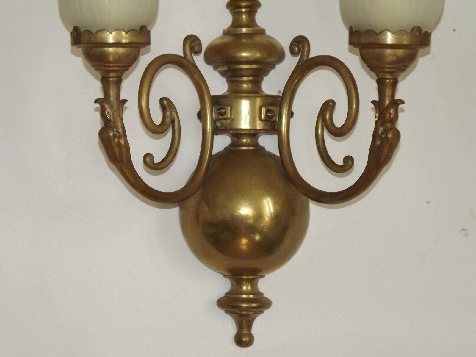 photo furniture Paar Grote Franse Empire Messing Wandlampen Met Zwaandetail En Opaalglazen Kappen – Vintage Franse Verlichting. Paar Wandarmaturen.