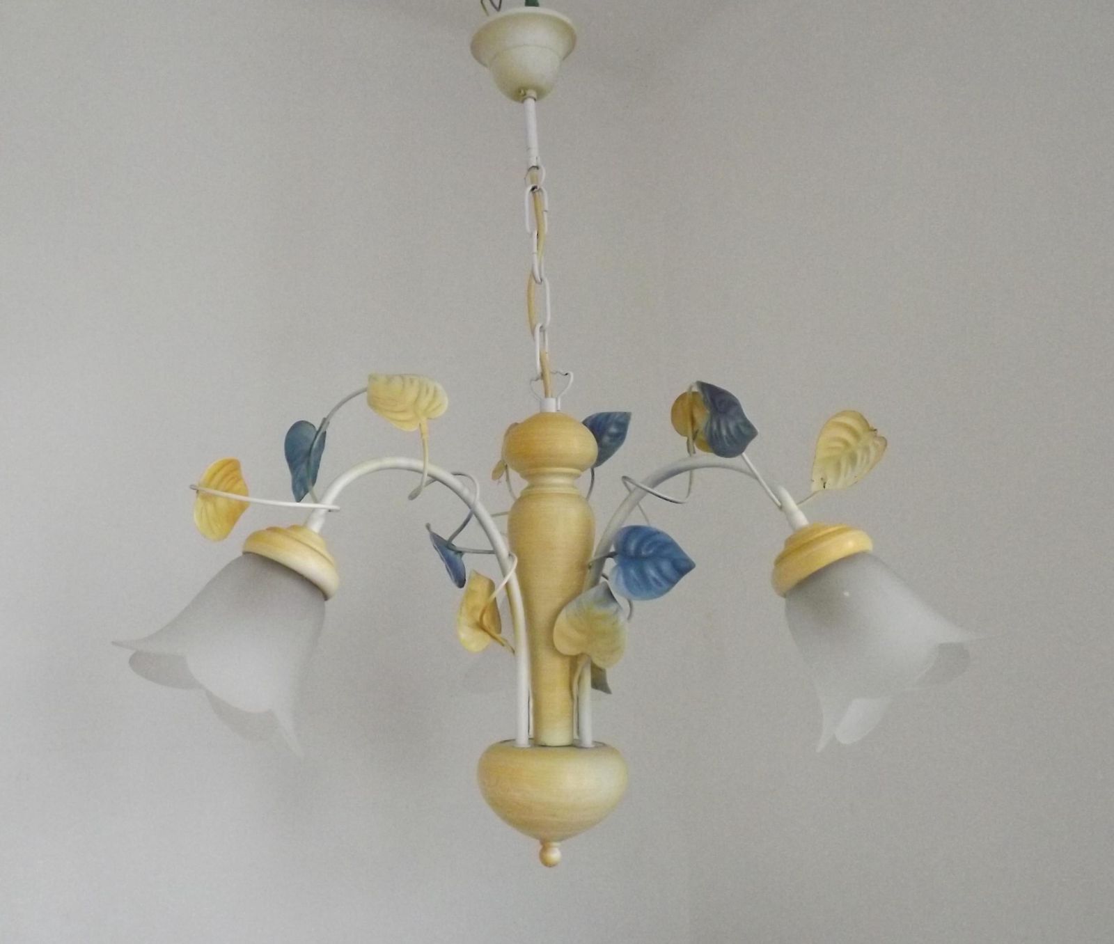 Vintage Franse Toleware Hanglamp Met 3 Lichtpunten – Blauwe & Gele Bladeren, Bloemenvormige Opaalglaskapjes | Franse Vintage Verlichting. Hanglamp Met 3 Lichtpunten.