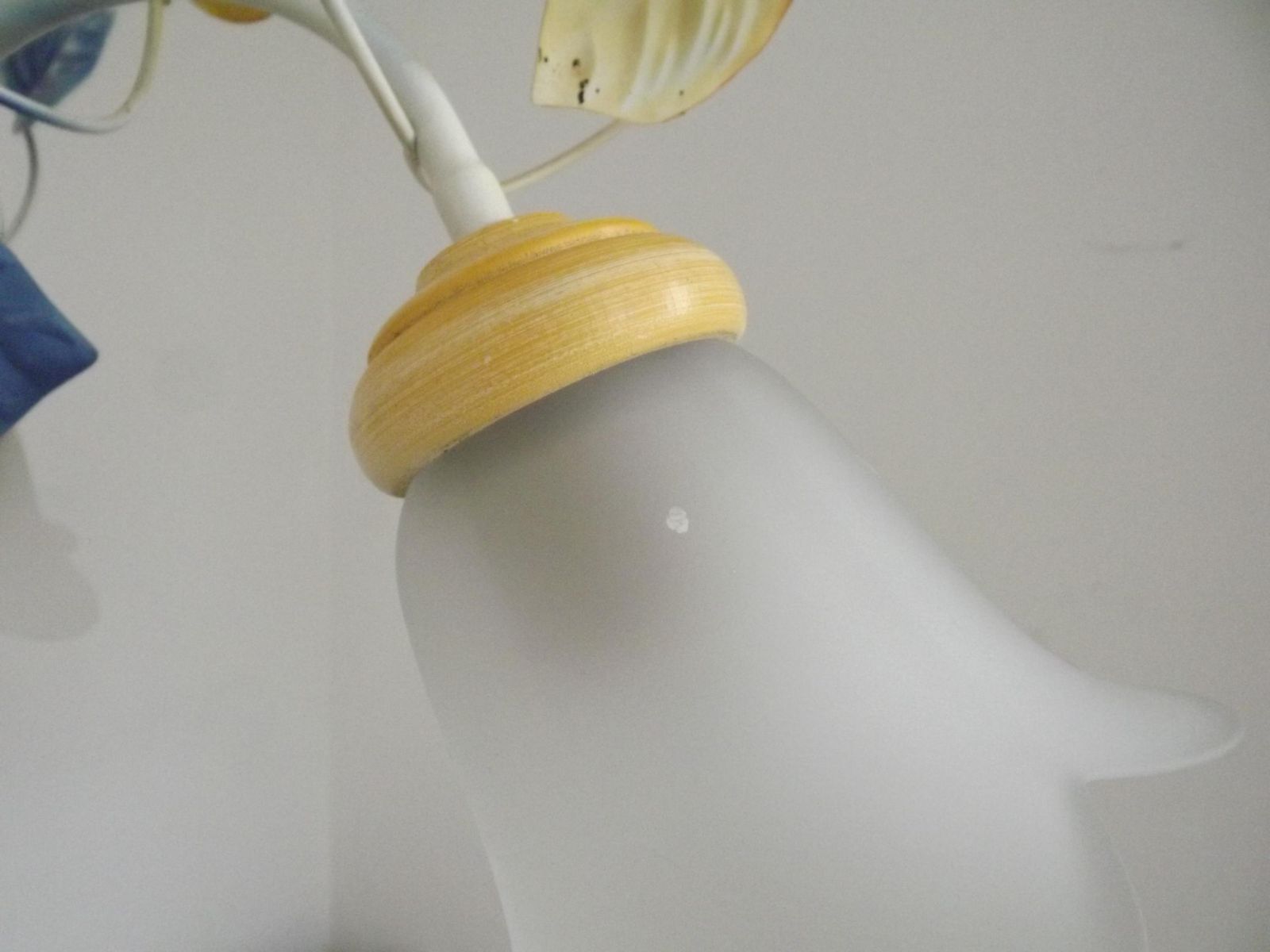 Vintage Franse Toleware Hanglamp Met 3 Lichtpunten – Blauwe & Gele Bladeren, Bloemenvormige Opaalglaskapjes | Franse Vintage Verlichting. Hanglamp Met 3 Lichtpunten. photo for sale