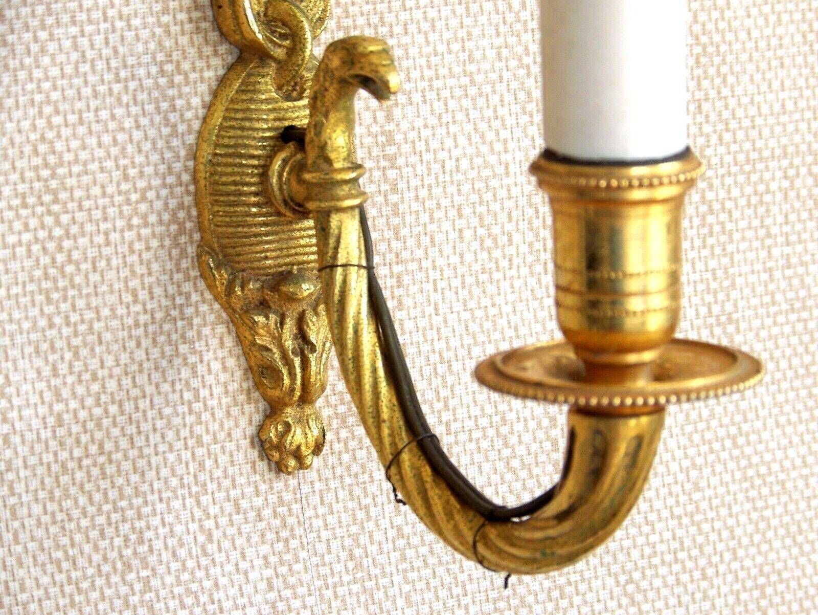 Applique murale vintage Empire à une lumière en laiton moulé, éclairage d'époque français. Applique à décor de rose et d'aigle. photo buy