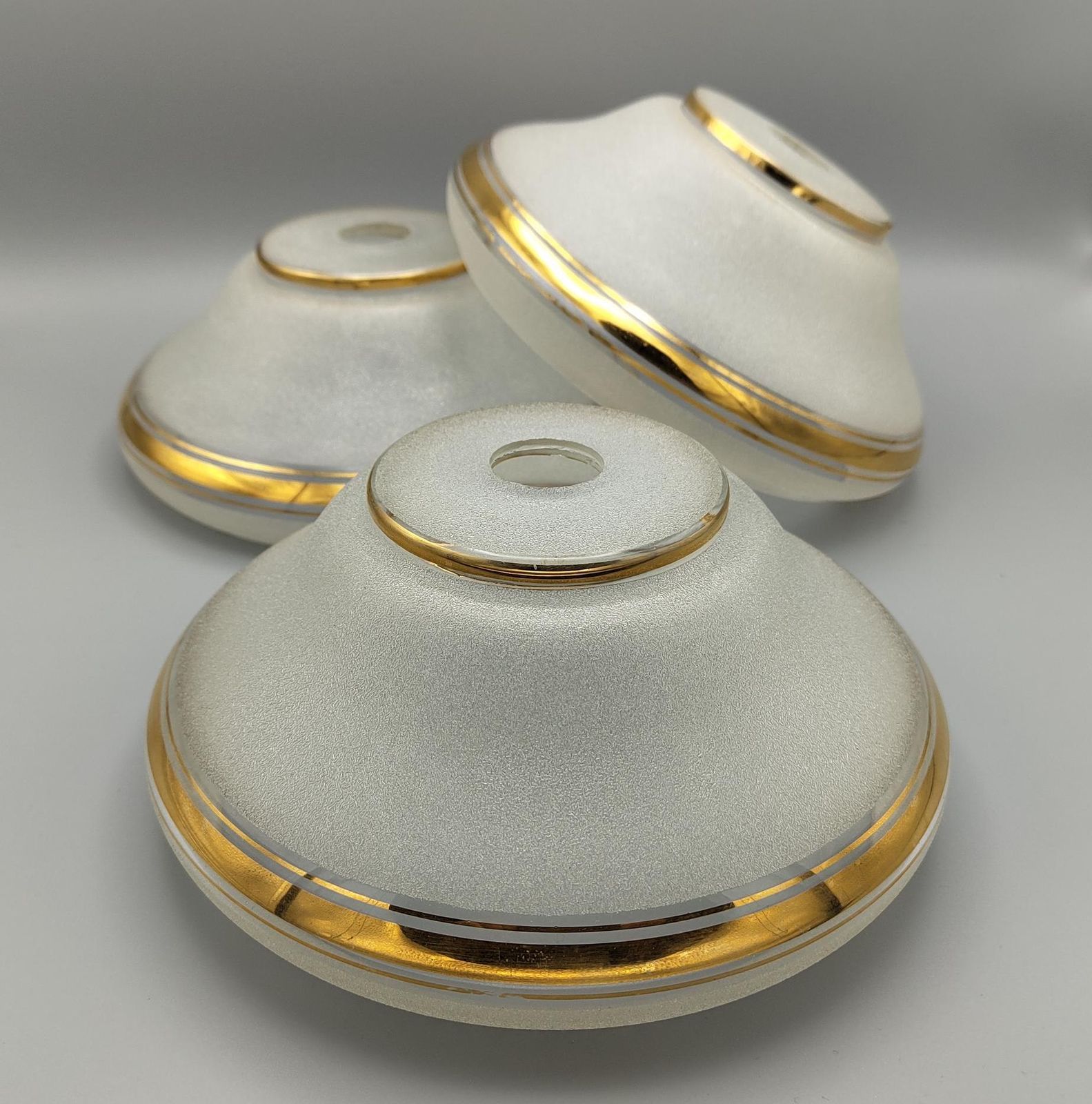 Lot de 3 abat-jour de lustre vintage français en verre texturé blanc à bandes dorées - Luminaires vintage français. Abat-jour de lustre vintage.