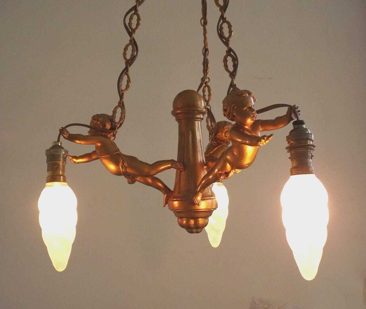 Lustre vintage français aux chérubins, spelter doré antique, 3 lumières. Lustre de style Rococo français aux anges putti. Lustre chérubin