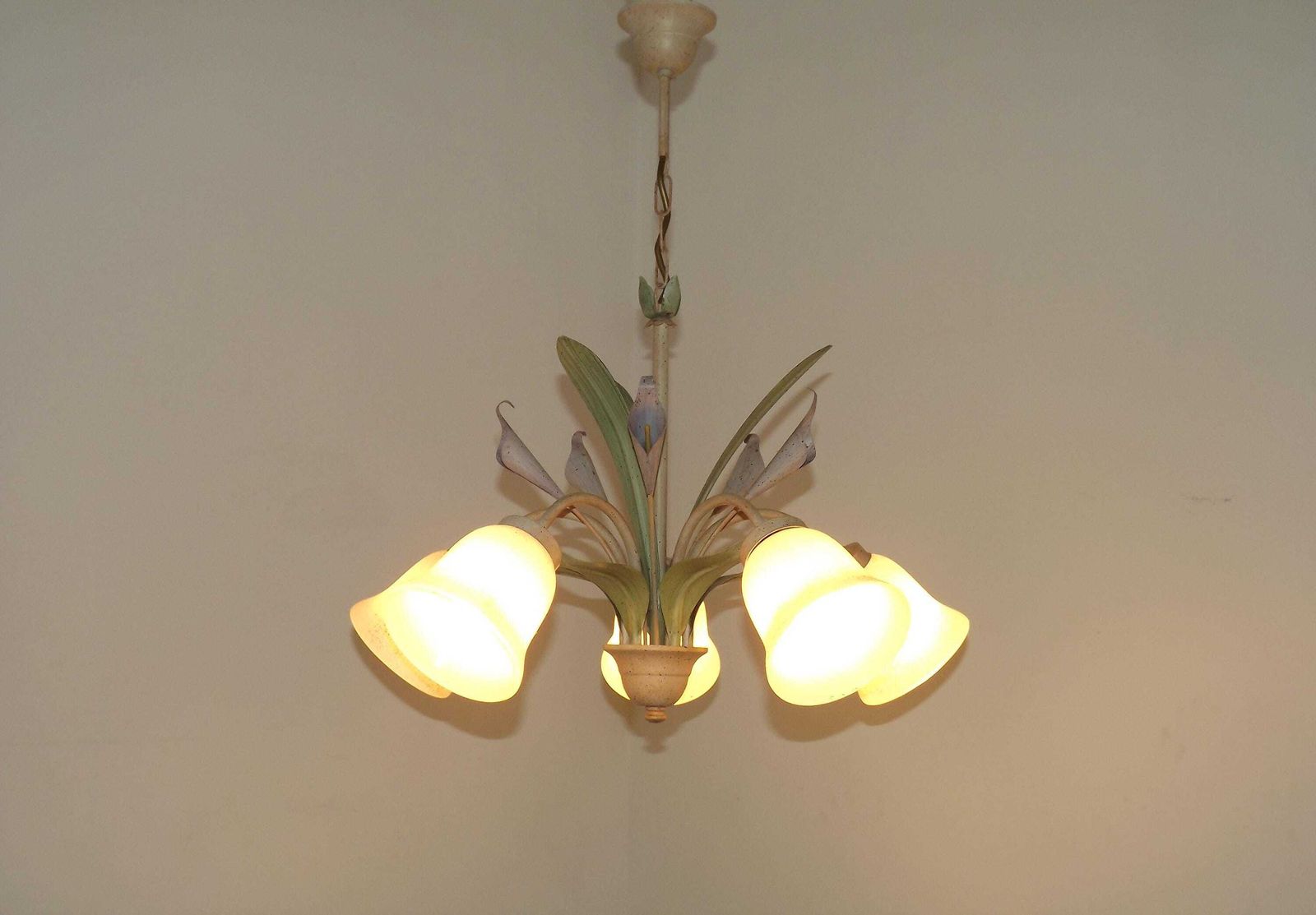 Franse Vintage Drielamps Lavendel Lelie Toleware Hanglamp Met Getextureerde Glazen Kappen — Franse Vintage Verlichting. Vintage Toleware Hanglamp. photo furniture