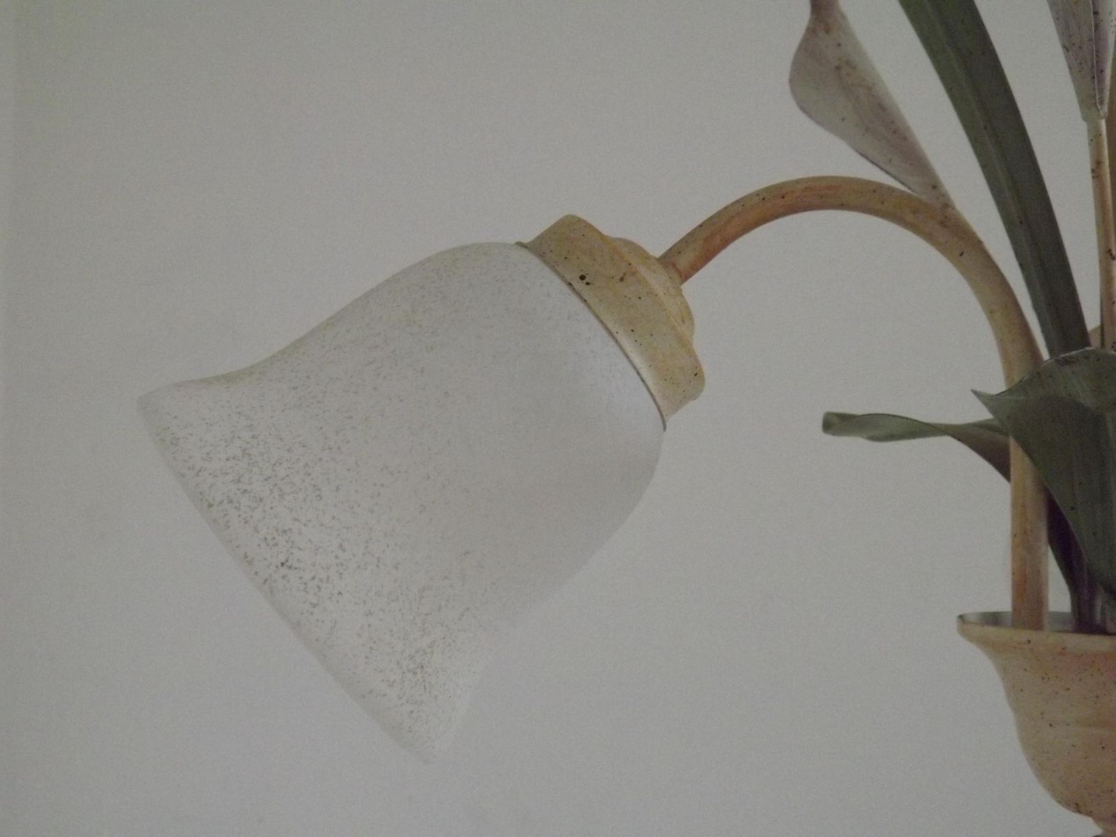 photo for sale Franse Vintage Drielamps Lavendel Lelie Toleware Hanglamp Met Getextureerde Glazen Kappen — Franse Vintage Verlichting. Vintage Toleware Hanglamp.