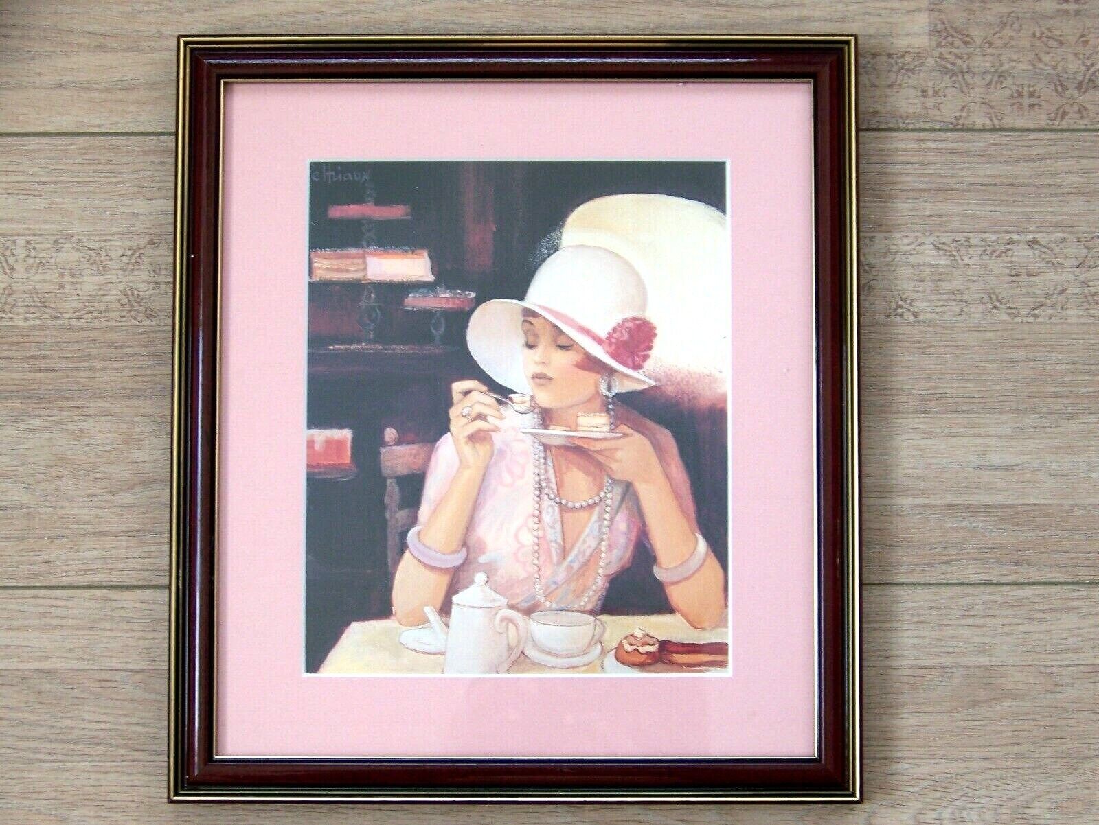 Vintage Parijse Modeprent, Gesigneerd Peltriaux, In Houten Lijst — Frans Vintage Kunstwerk. Bernard Peltriaux, Dame In Café Terwijl Ze Taart Eet.