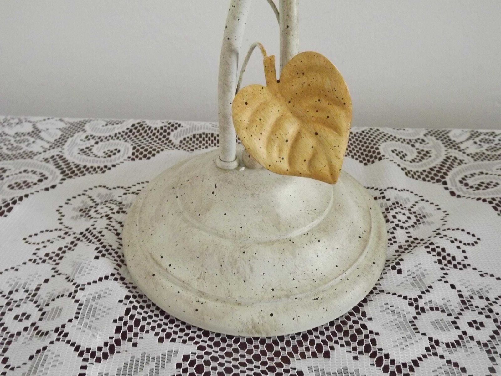 Franse Vintage Toleware Tafellamp Met Twee Lichtpunten, Herfstbladeren En Glazen Kappen — Franse Vintage Verlichting. Bureaulamp. Nachttafellamp. Vintage Lamp. photo vinterior