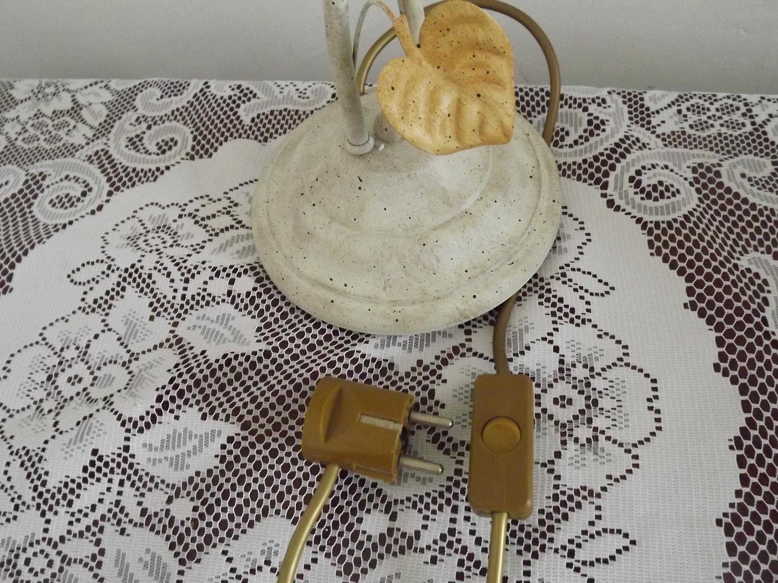 photo for sale Franse Vintage Toleware Tafellamp Met Twee Lichtpunten, Herfstbladeren En Glazen Kappen — Franse Vintage Verlichting. Bureaulamp. Nachttafellamp. Vintage Lamp.