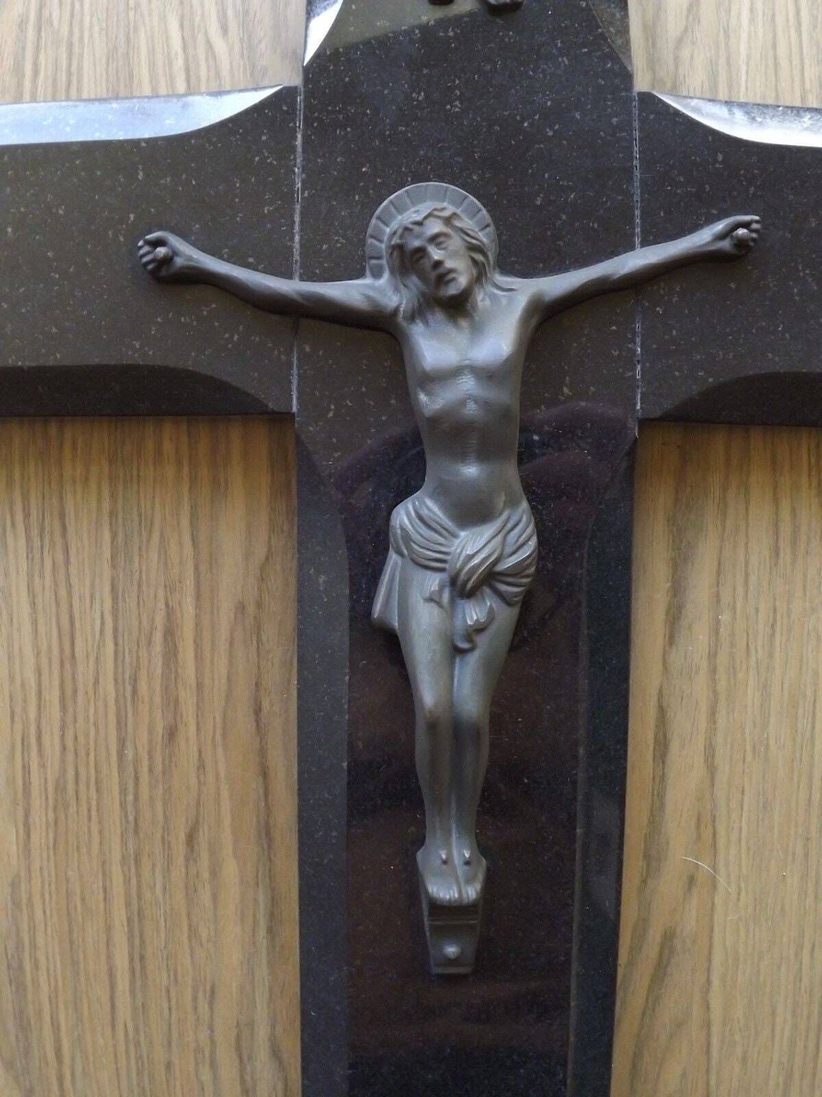 Groot Frans Art Deco Zwart Marmeren Kruis Met Bronzed Effect Spelter Christusfiguur En Inri Badge — Groot Frans Zwart Marmeren Kruisbeeld. photo for sale
