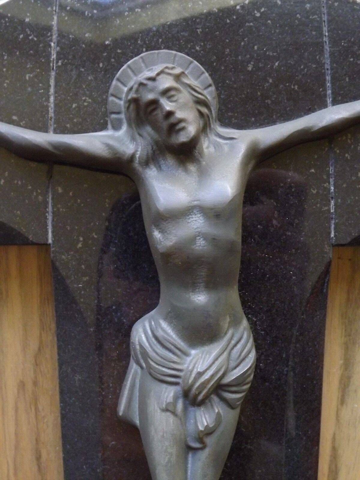 Grand crucifix Art déco français en marbre noir avec figure du Christ en régule à effet bronzé et plaque INRI, grand crucifix français en marbre noir. photo buy