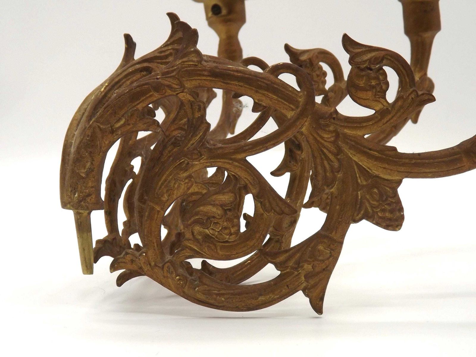 Paire de grandes appliques d'époque à trois bras en bronze doré pour piano   Luminaires d'époque français. Appliques murales. Appliques bougeoirs en bronze. photo 150.0