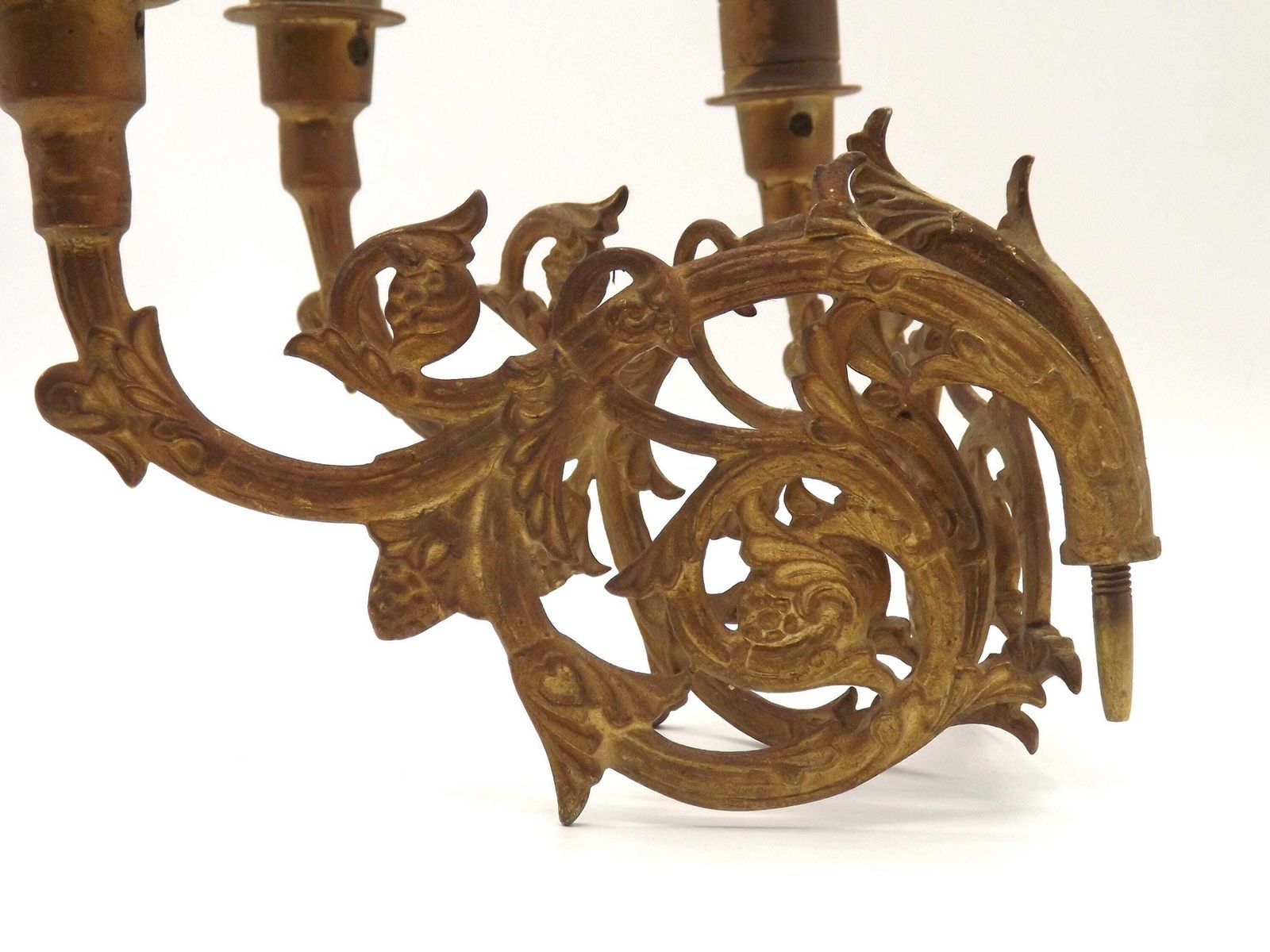 Paire de grandes appliques d'époque à trois bras en bronze doré pour piano   Luminaires d'époque français. Appliques murales. Appliques bougeoirs en bronze. photo vintage