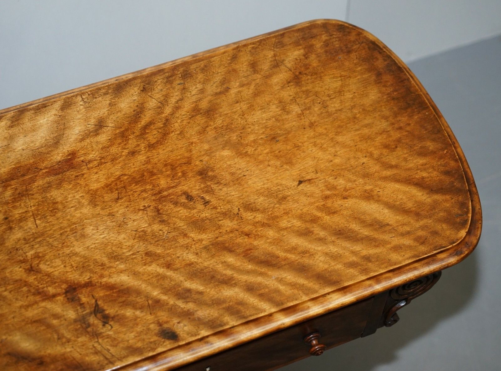 Sublime Early Victorian Walnut Side Occasional Table Ornately Carved Base & Legs photo vinterior