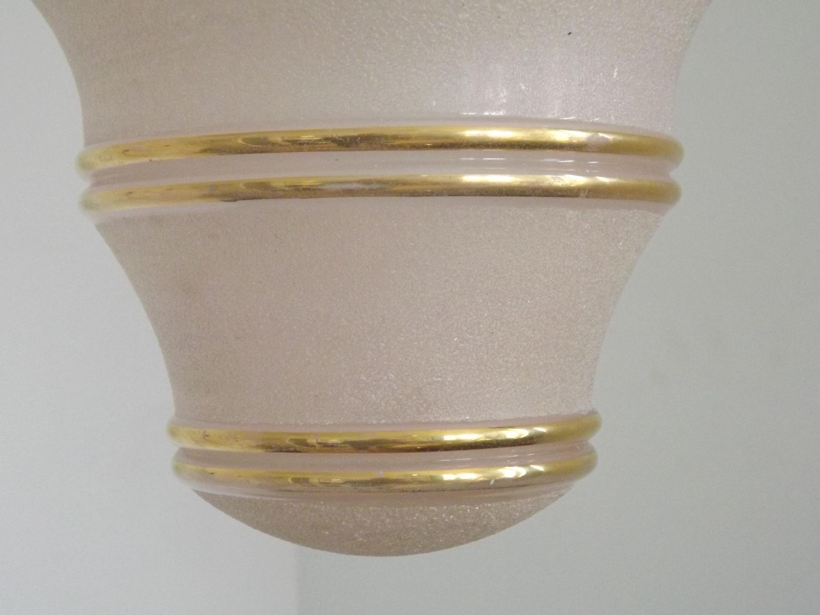 Roze & Gouden Art Deco Glazen Kap Plafondlamp Met Zilveren Fitting – Frans Vintage Verlichtingsstuk. Franse Art Deco Hanglamp Met Stekker. photo Verlichting