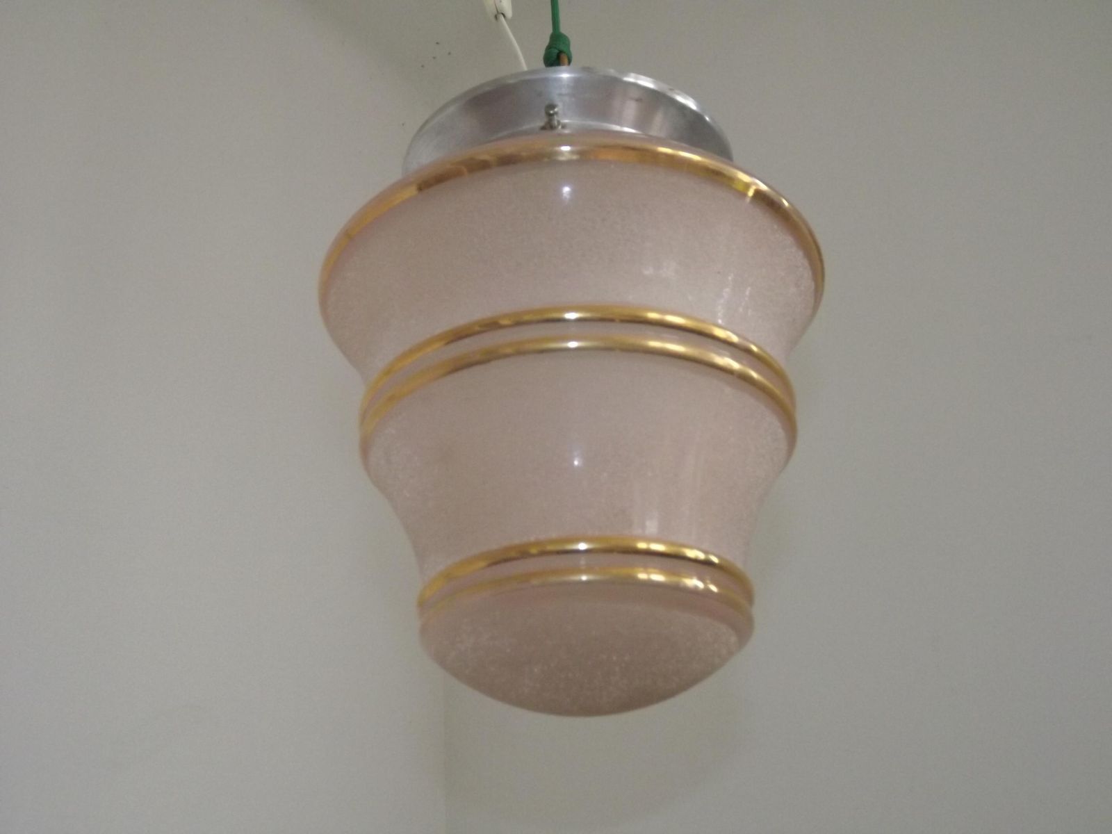 Roze & Gouden Art Deco Glazen Kap Plafondlamp Met Zilveren Fitting – Frans Vintage Verlichtingsstuk. Franse Art Deco Hanglamp Met Stekker. photo vinterior