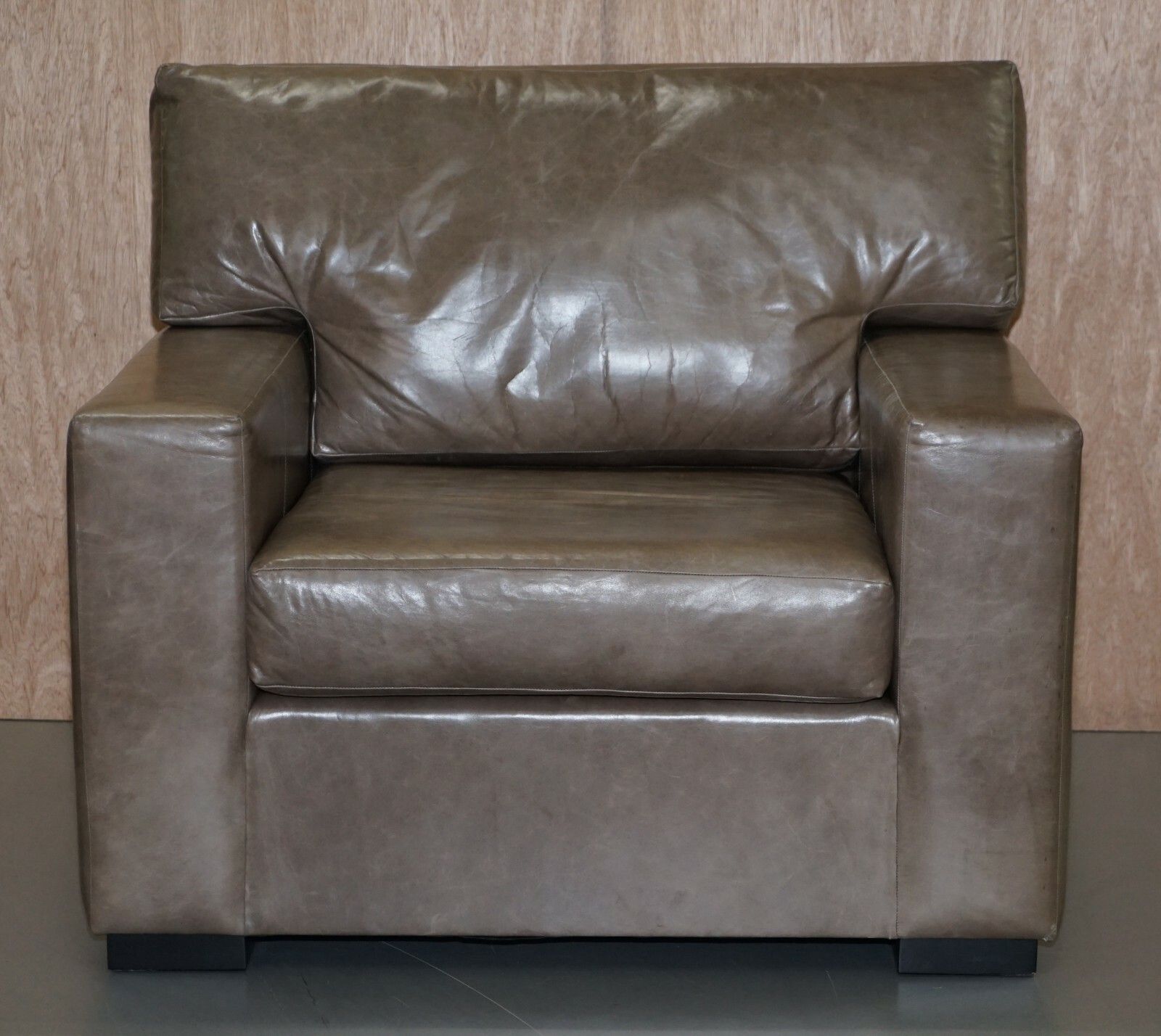photo furniture Luxury Pair Of Very Large Contemporary Grey Leather Armchairs Or Love Seats