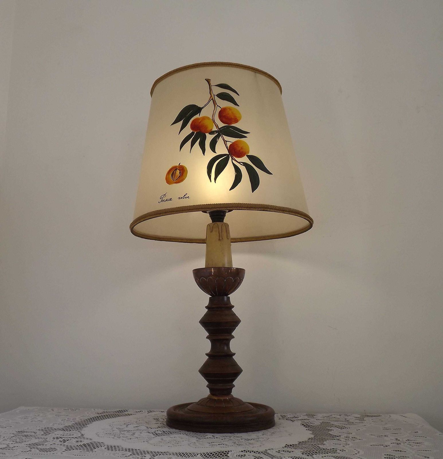Franse Mid Century Lamp Met Gedraaid Hout En Koper, Handgeschilderde Kap | Frans Vintage Verlichtingsstuk. Handgeschilderde Kap Met Perzik  En Bladmotief