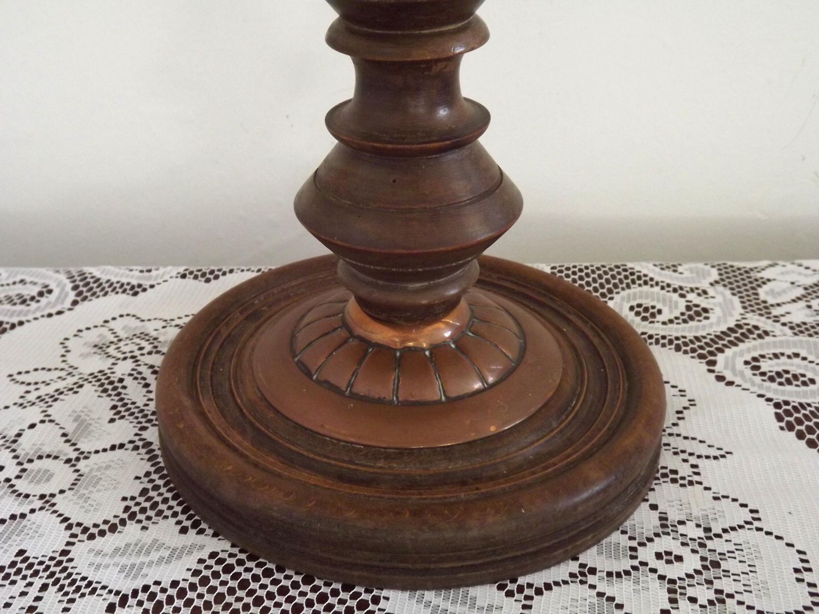 Lampe française mid-century en bois tourné et cuivre, abat-jour peint à la main   Luminaire vintage français. Abat-jour peint à la main, motifs de pêches et de feuilles photo vintage