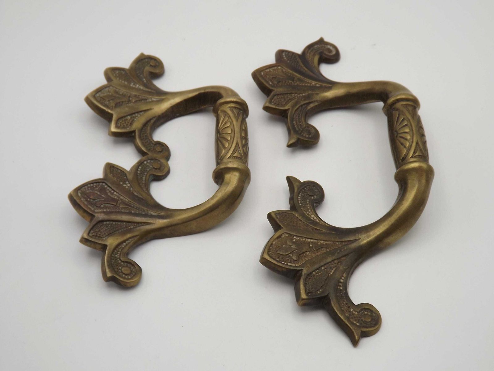 Paire de poignées de meuble françaises d'époque Art déco en laiton massif, en 2 tailles   Poignées françaises Art déco en laiton - Tirettes d'époque. photo for sale