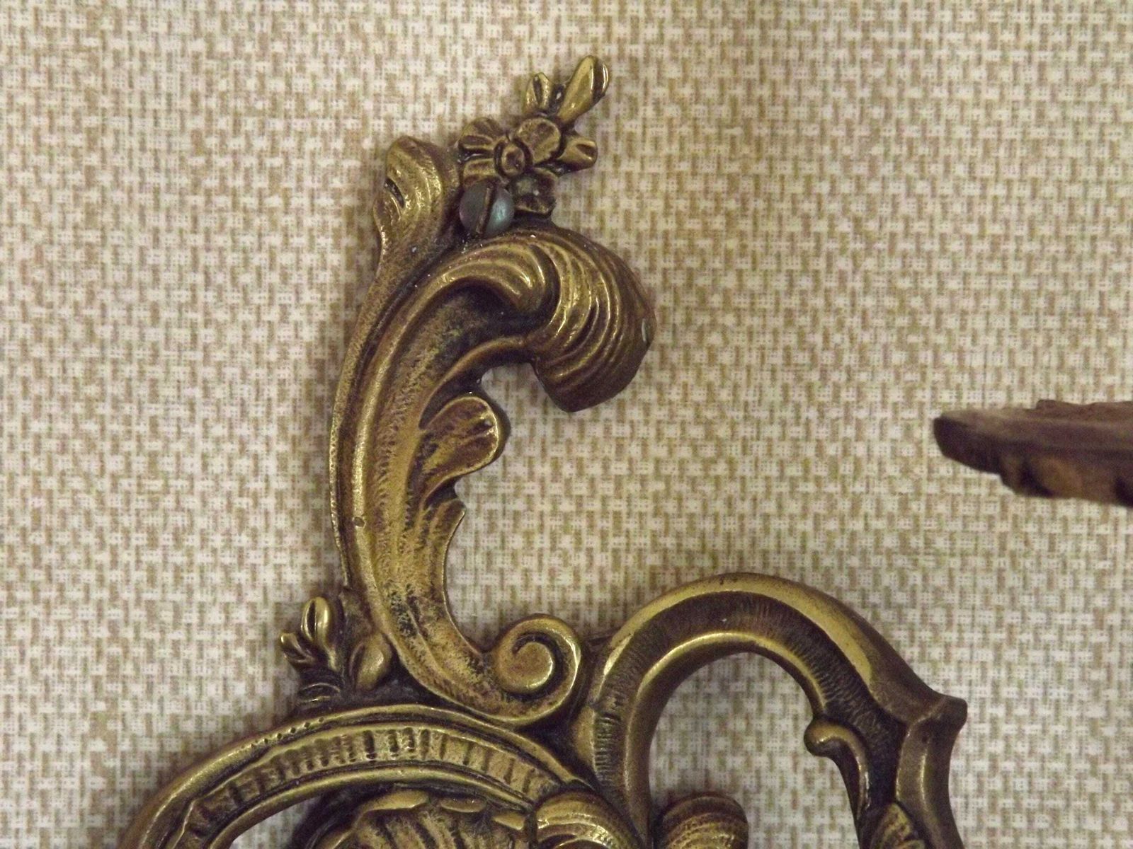 Appliques murales doubles vintage en bronze avec détail de feuilles d'acanthe, France   Luminaires vintage français. Appliques murales doubles en bronze à feuilles d'acanthe. photo vinterior
