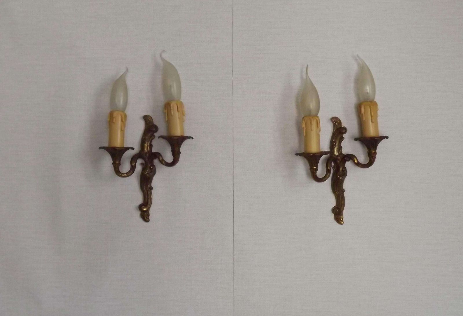 Paire d'appliques murales doubles vintage en bronze avec détail de feuilles d'acanthe   Luminaires vintage français. Paire de petites appliques à feuilles d'acanthe. photo furniture