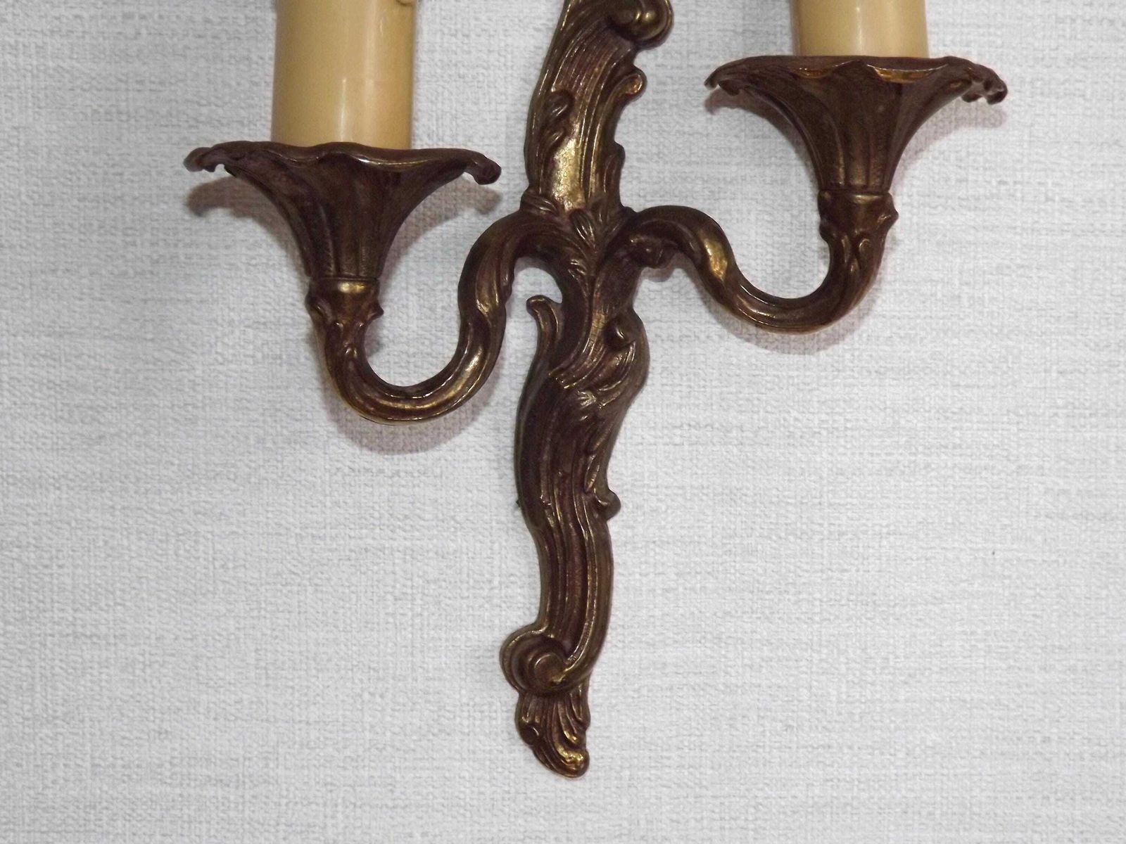 Paire d'appliques murales doubles vintage en bronze avec détail de feuilles d'acanthe   Luminaires vintage français. Paire de petites appliques à feuilles d'acanthe. photo 75.0