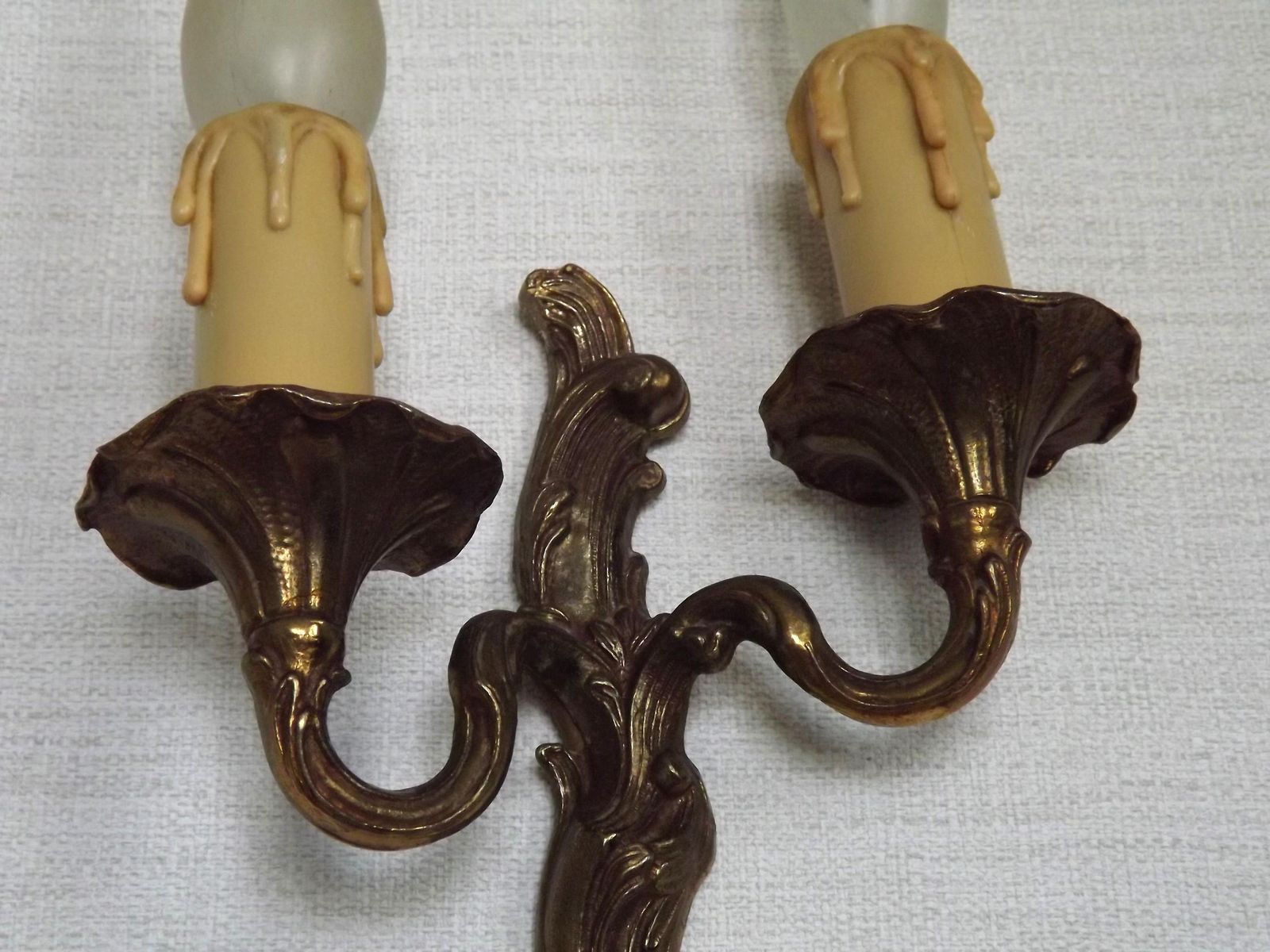 Paire d'appliques murales doubles vintage en bronze avec détail de feuilles d'acanthe   Luminaires vintage français. Paire de petites appliques à feuilles d'acanthe. photo vinterior