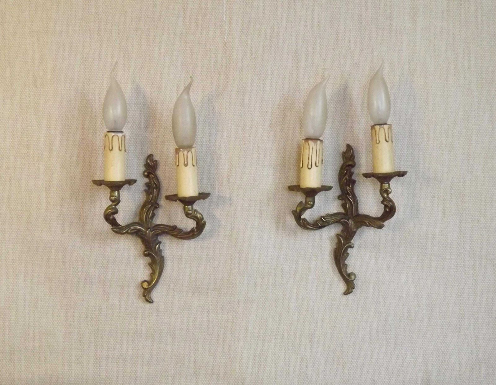 Elegante Vintage Franse Bronzen Dubbele Wandlampen – Acanthusbladdetail, Klassieke Rococo Stijl | Franse Vintage Wandlampen In Brons photo furniture