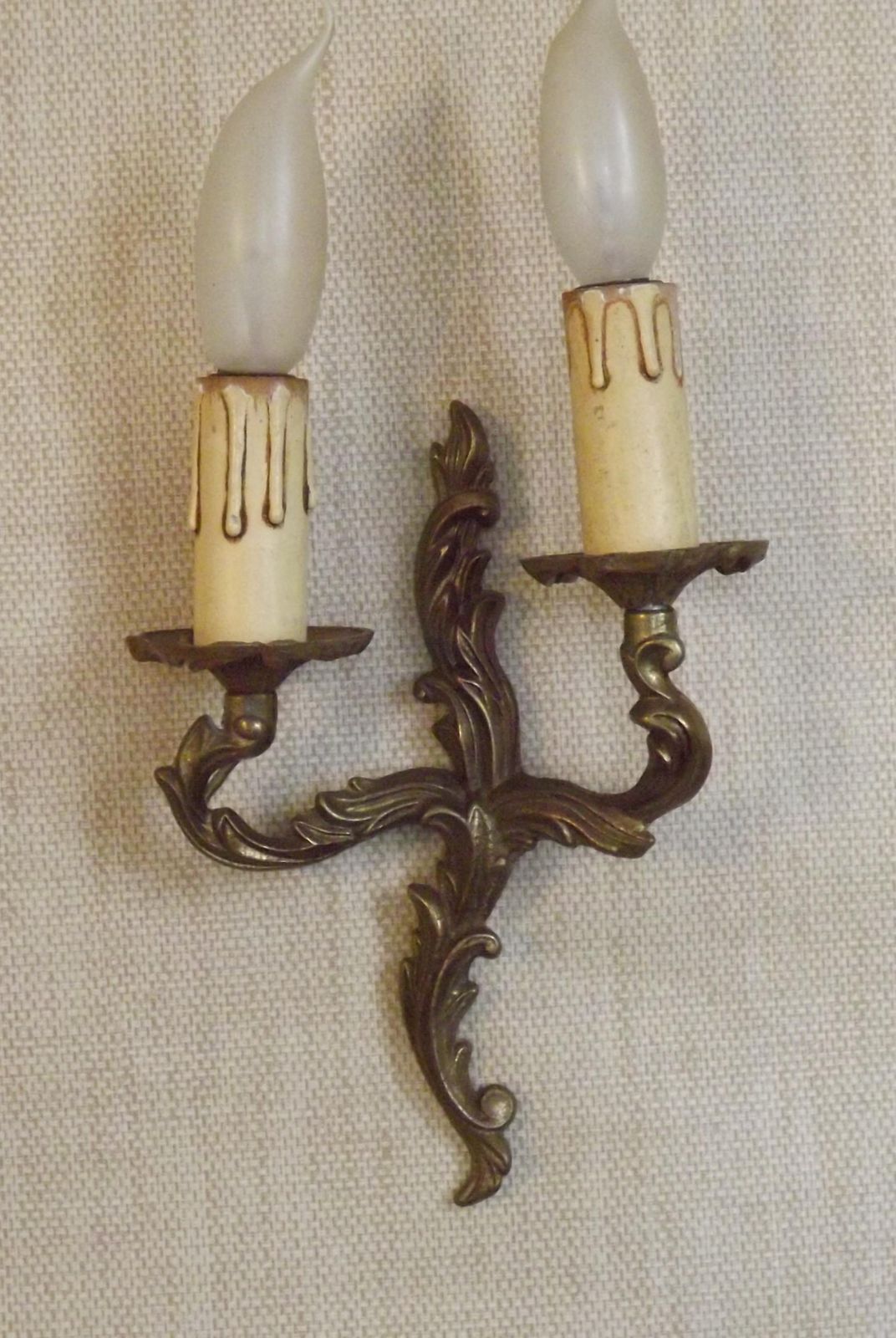 Elegante Vintage Franse Bronzen Dubbele Wandlampen – Acanthusbladdetail, Klassieke Rococo Stijl | Franse Vintage Wandlampen In Brons photo Verlichting