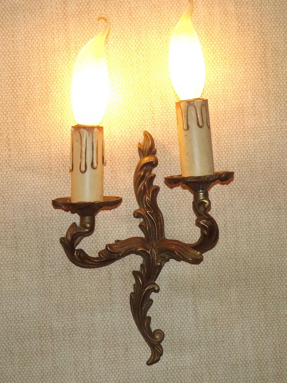 Elegante Vintage Franse Bronzen Dubbele Wandlampen – Acanthusbladdetail, Klassieke Rococo Stijl | Franse Vintage Wandlampen In Brons photo 75.0