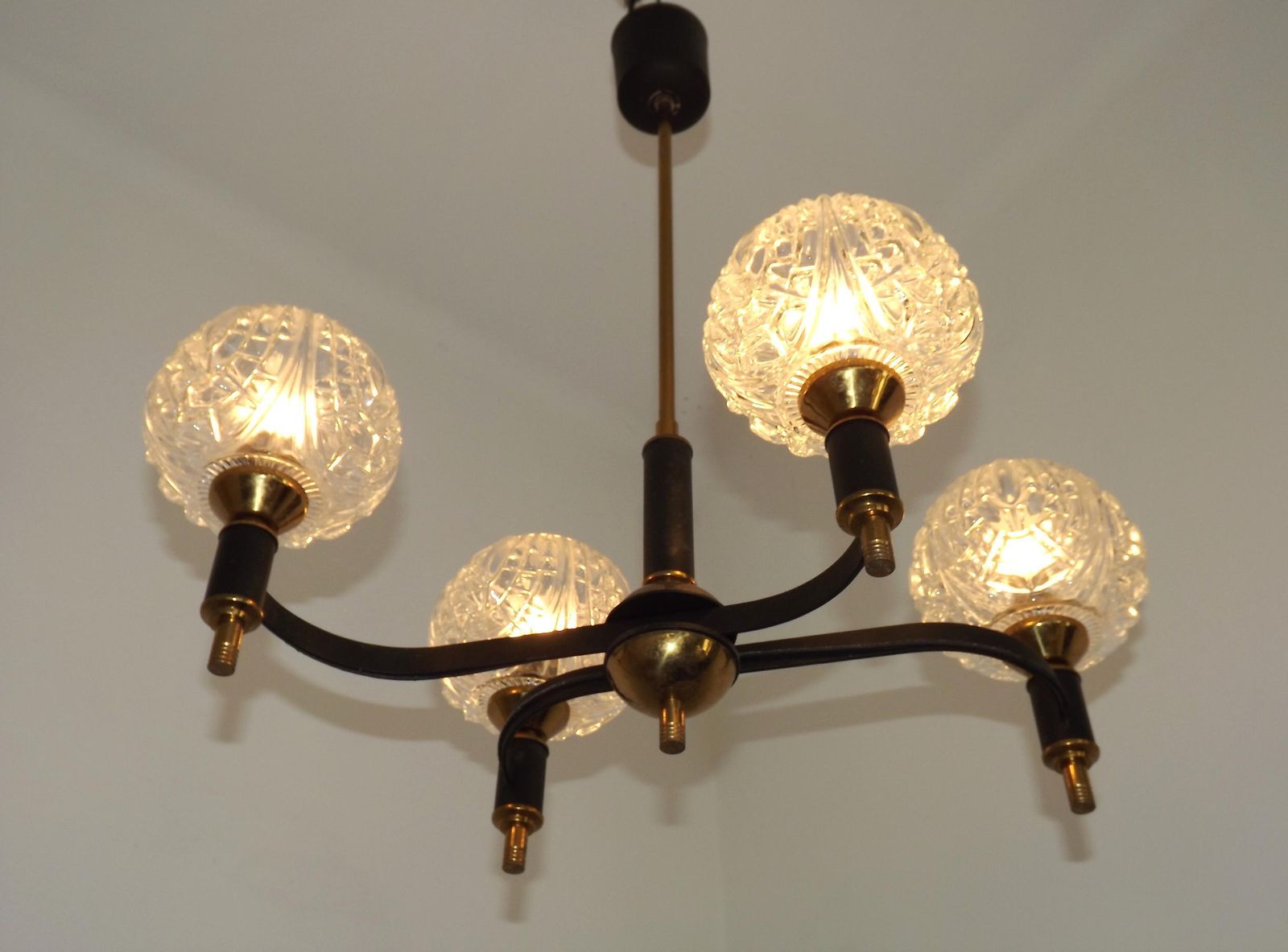Franse Vintage Mid Century Zwart & Goud 4 Armige Hanglamp Met Helder Geslepen Glazen Kappen – Jaren 1950/60 | Franse Vintage Verlichting. Retro Verlichting. photo Verlichting