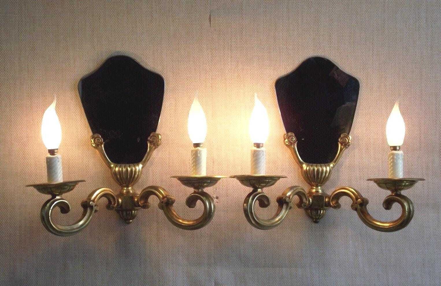 Paire d'appliques murales Art déco françaises en laiton et miroir - Luminaires d'époque à double bras.   Luminaires d'époque français.Plaques de fond en miroir photo furniture