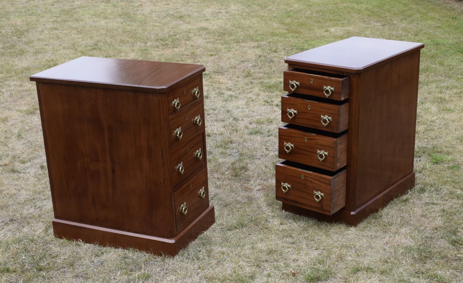 photo vinterior Pair Of Victorian Bedside Chests