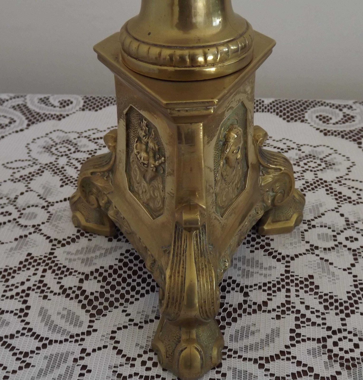 Bougeoir d'église d'époque en laiton, pieds en forme de lions et motifs religieux - Antiquité française. Bougeoir d'église. Chandelier d'autel. photo vinterior