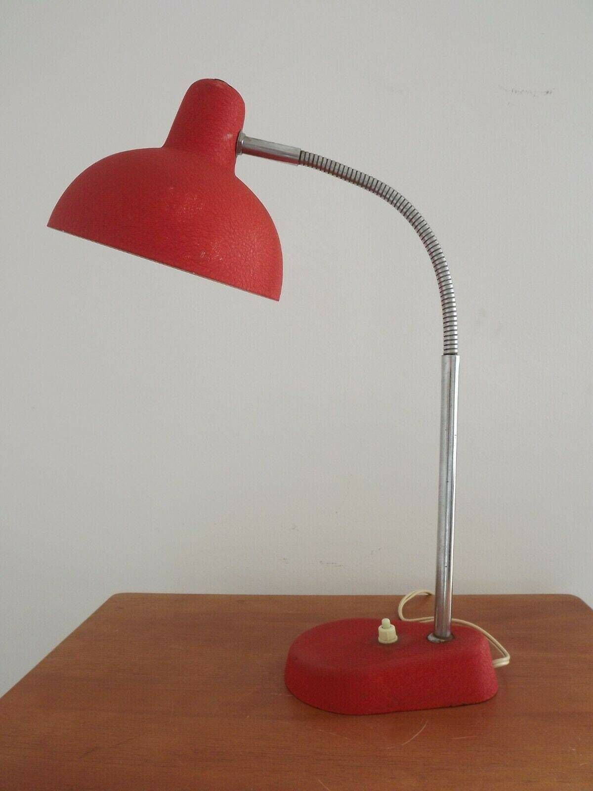 Lampe de table vintage Aluminor Nice en métal rouge et argent, col de cygne, France photo furniture