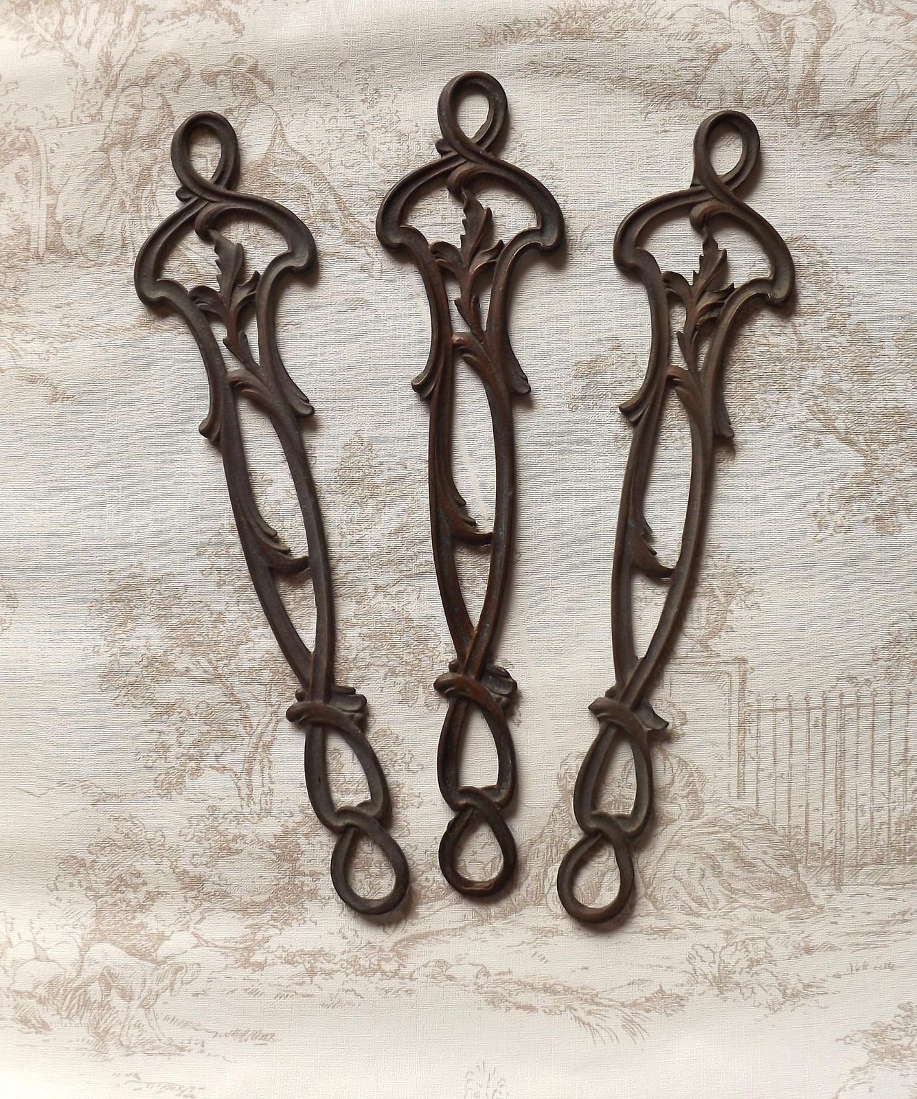 Set van 3 Art Nouveau antiek bronzen grote kroonluchter hangschakels – Frans antiek verlichtingsonderdeel. Krul- en bladmotief. Kroonluchterrestauratie.