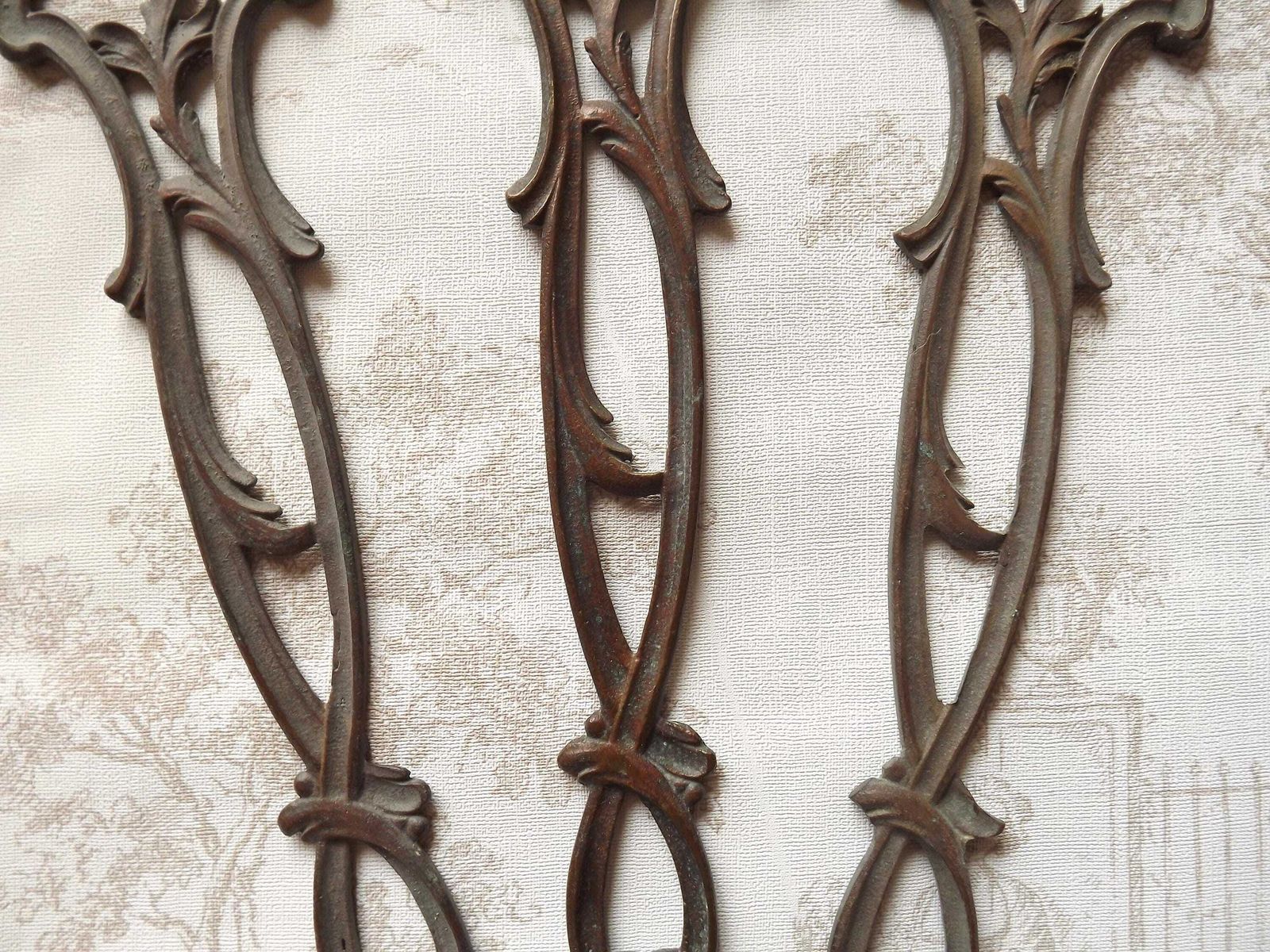 Set van 3 Art Nouveau antiek bronzen grote kroonluchter hangschakels – Frans antiek verlichtingsonderdeel. Krul- en bladmotief. Kroonluchterrestauratie. photo Woonaccessoires