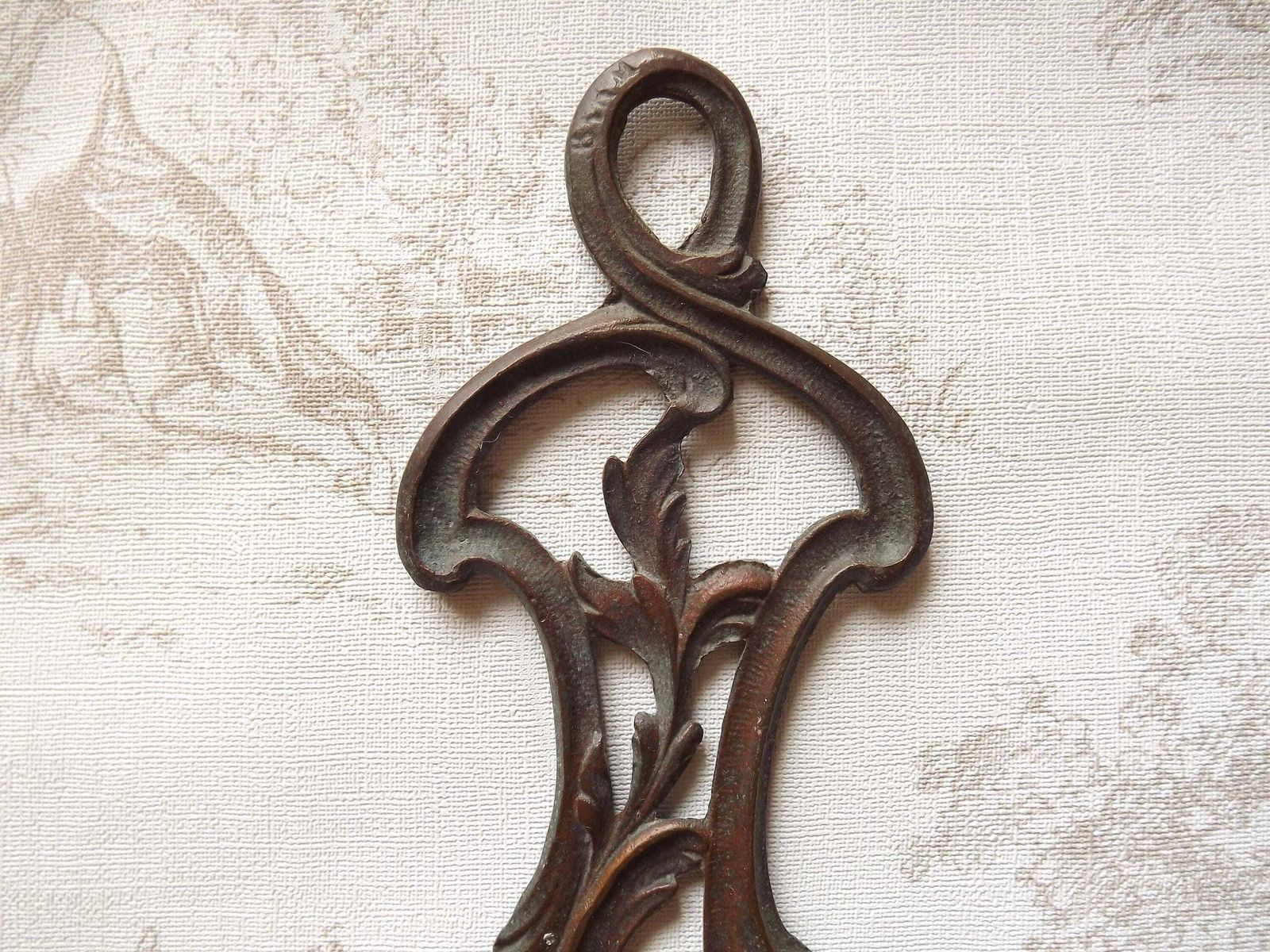 Set van 3 Art Nouveau antiek bronzen grote kroonluchter hangschakels – Frans antiek verlichtingsonderdeel. Krul- en bladmotief. Kroonluchterrestauratie. photo vinterior