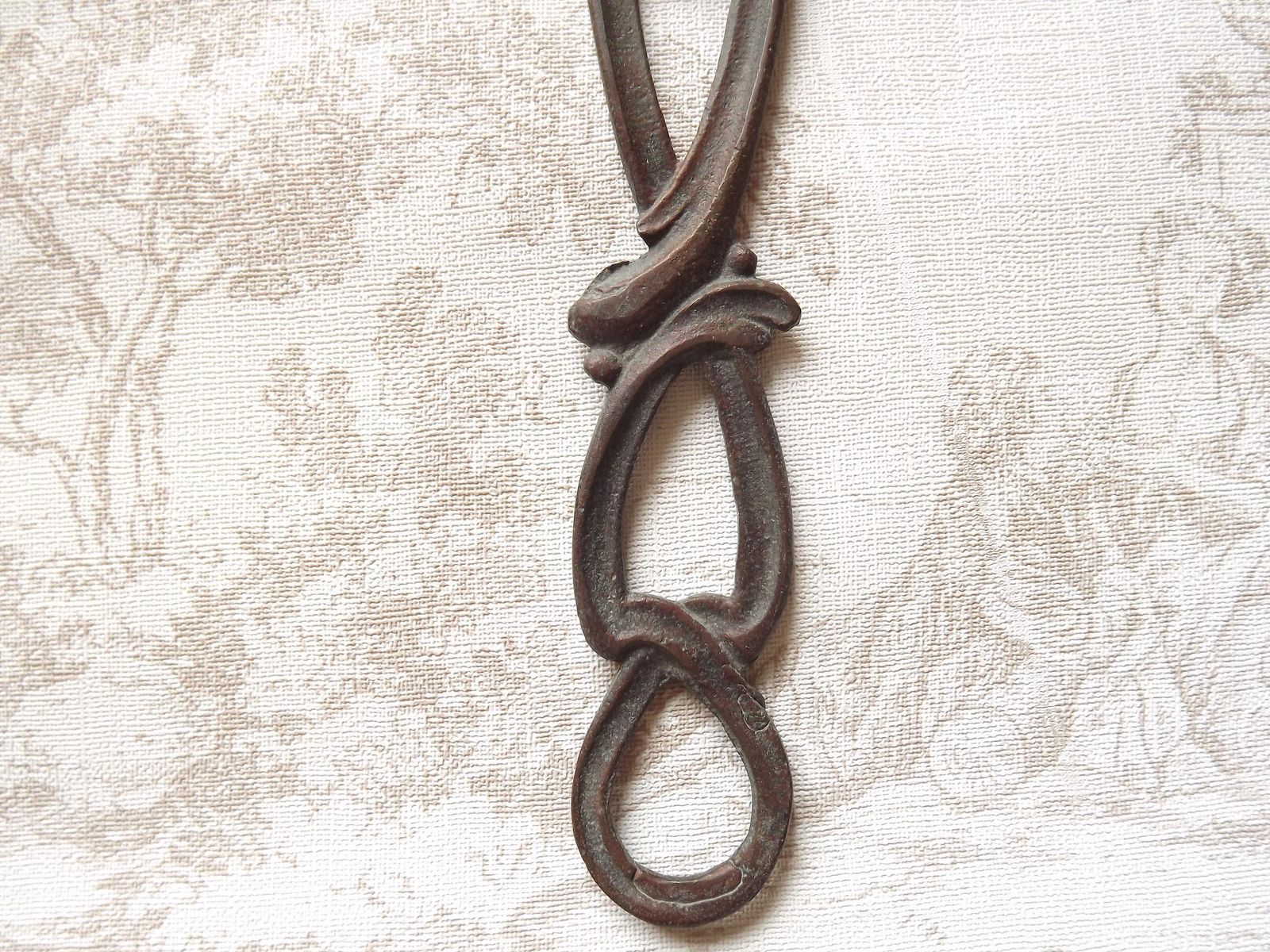 Set Van 3 Art Nouveau Antiek Bronzen Grote Kroonluchter Hangschakels – Frans Antiek Verlichtingsonderdeel. Krul  En Bladmotief. Kroonluchterrestauratie. photo vintage