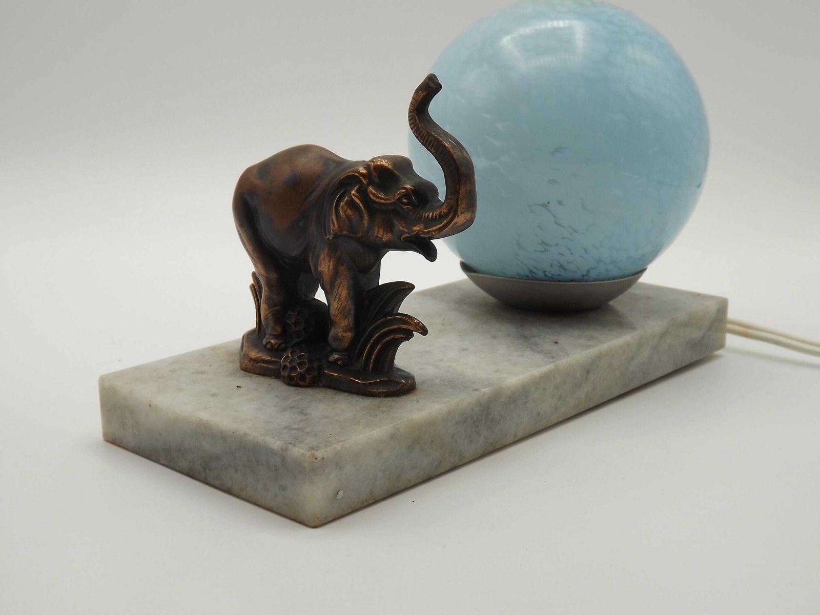 Vintage Franse Art Deco Tedd Olifantenlamp – Marmeren Voet, Blauwe Clichy Kap   Vintage Franse Verlichting. Franse Art Deco Lamp. Gesigneerd Tedd Lamp. photo for sale