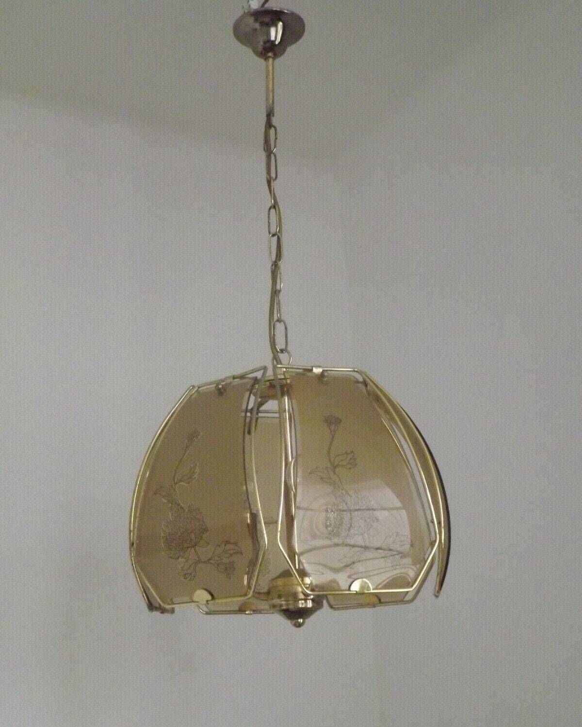 Vintage Franse Plafondlamp Met Goudkleurig Metalen Frame, 3 Fittingen En 6 Bloemmotief Panelen Van Amberkleurig Glas — Vintage Franse Lamp. Glazen Paneellamp. Distel Bloemmotief. photo Verlichting
