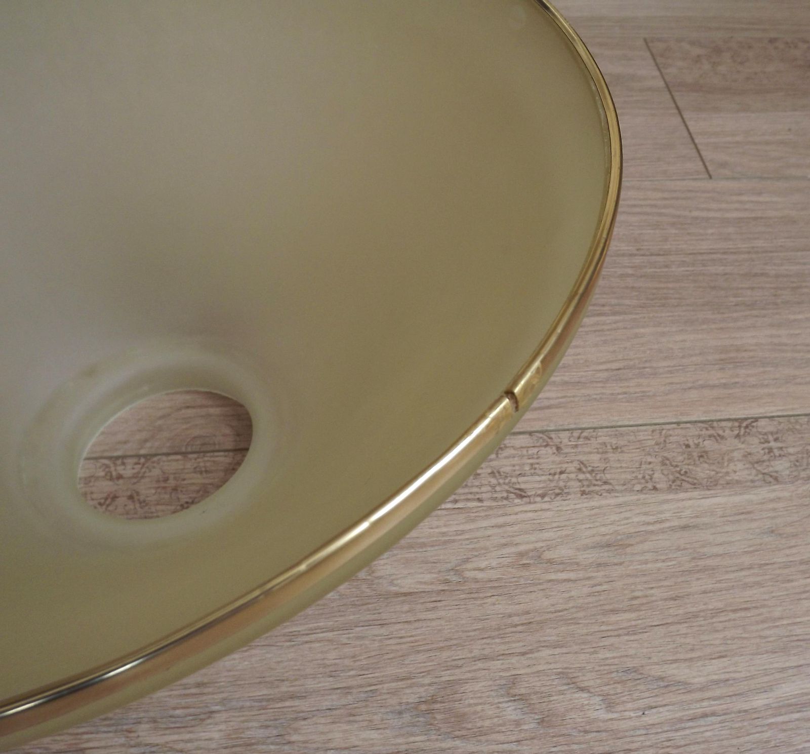 Franse Mid Century Gekleurde Glazen Hanglamp Met Gouden Metalen Rand   Vintage Franse Verlichting. Hangende Plafondlamp. Kap Met Gele Tint. photo vintage