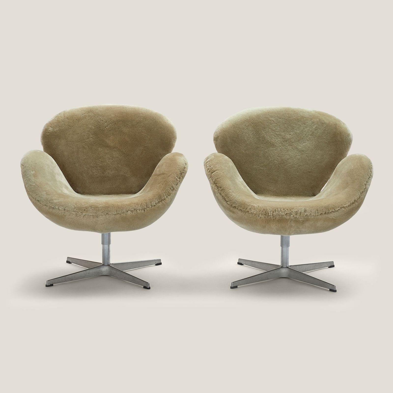 Pair Of Swan Armchairs – Arne Jacobse photo for sale