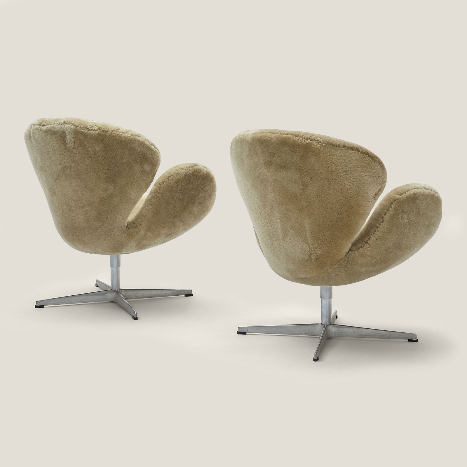 Pair Of Swan Armchairs – Arne Jacobse photo Furniture