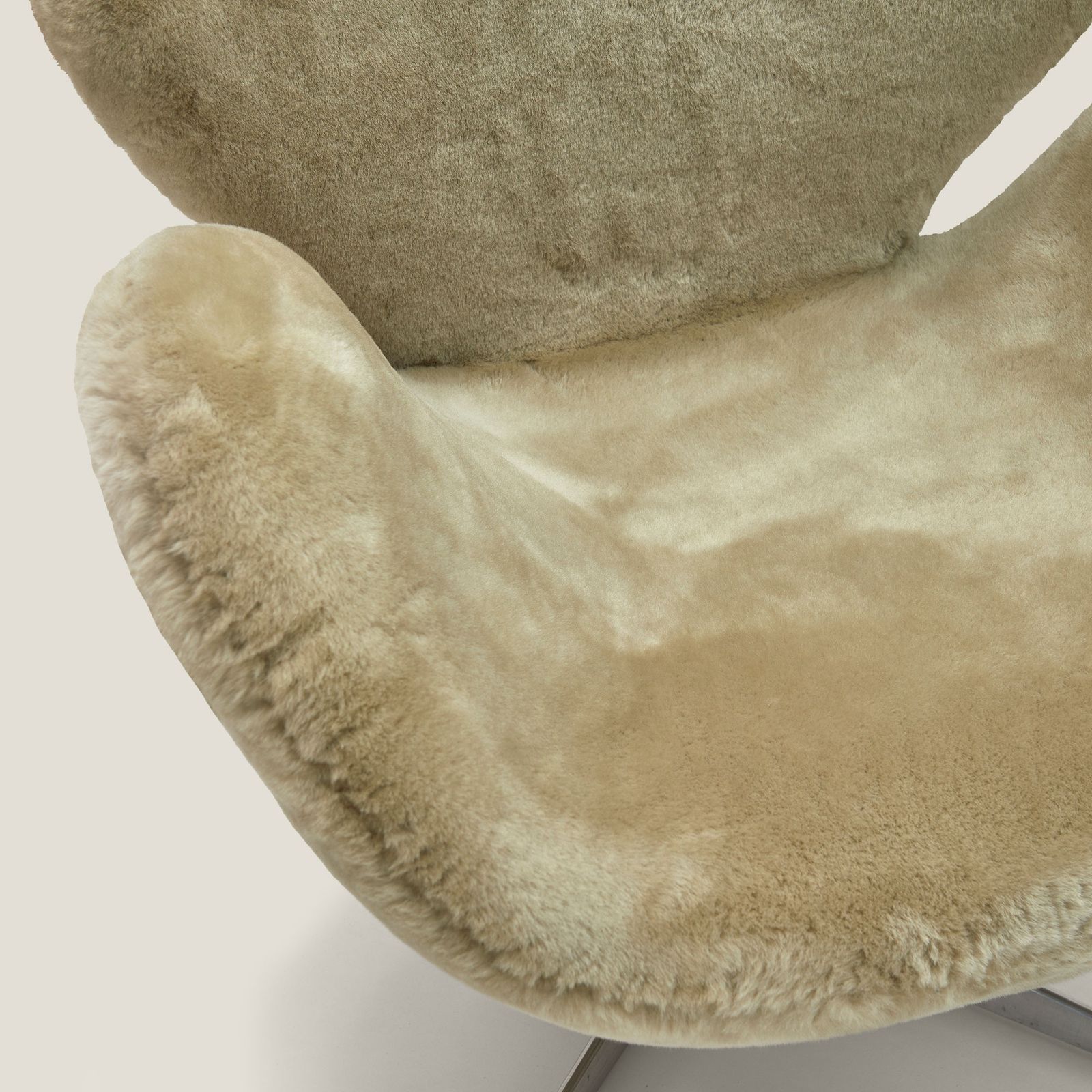 Pair Of Swan Armchairs – Arne Jacobse photo vinterior