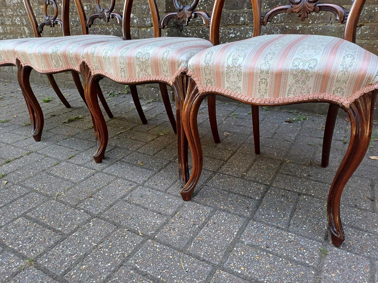 Set Of 4 Antique Victorian Balloon Back Dining Chairs – Carved Rosewood With Cabriole Legs & Upholstered Seats C.1860 photo Furniture