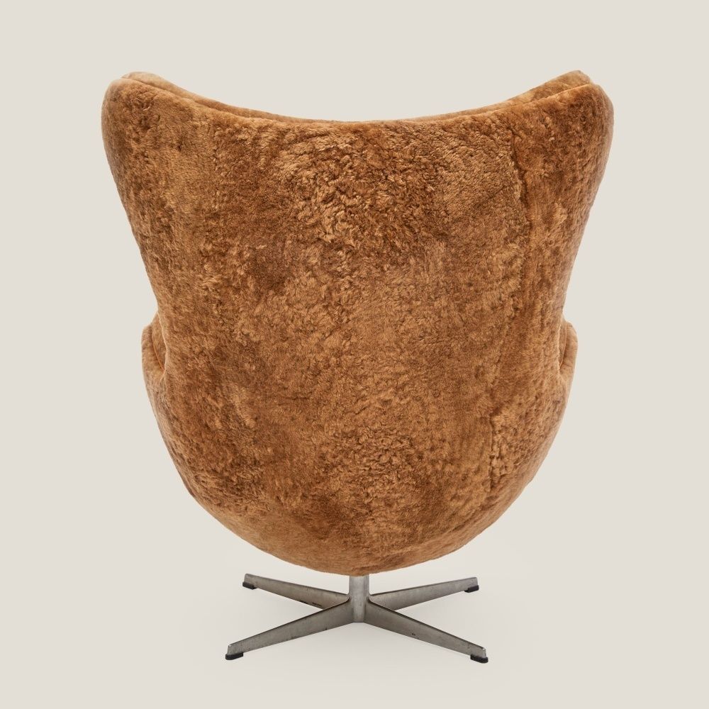 Pair Of Camel Egg Armchairs And Ottoman – Arne Jacobsen photo vinterior