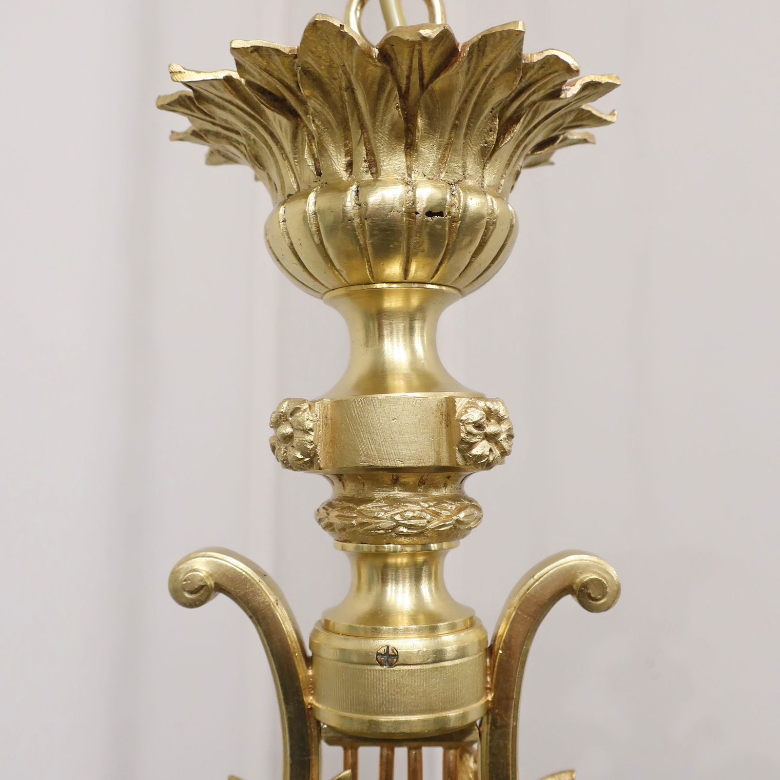 photo vintage French Neoclassical Style Gilt Bronze Lyre Chandelier