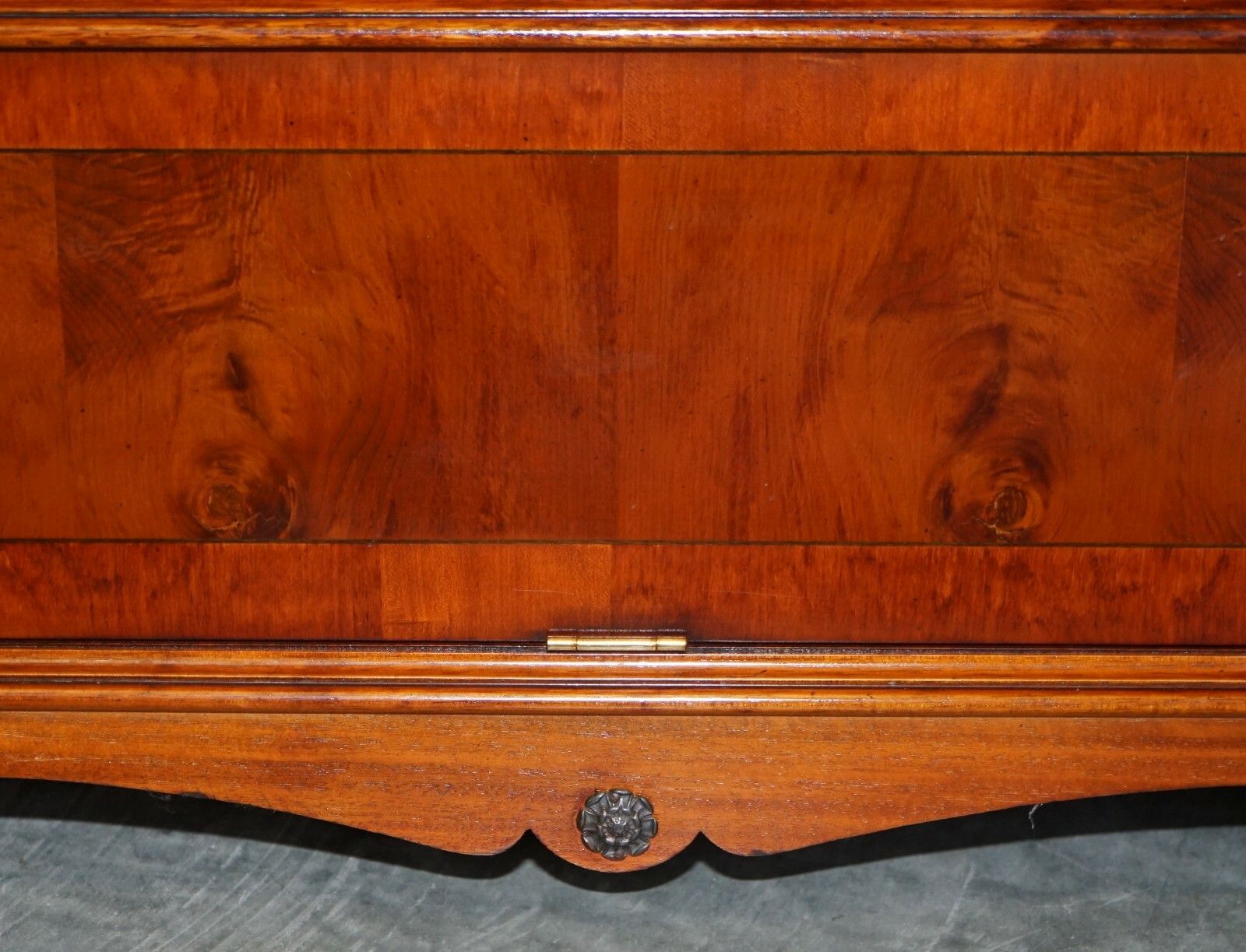Stunning Burr Yew Wood Tv Media Cupboard Designed To House Television & Boxes photo 1350.0