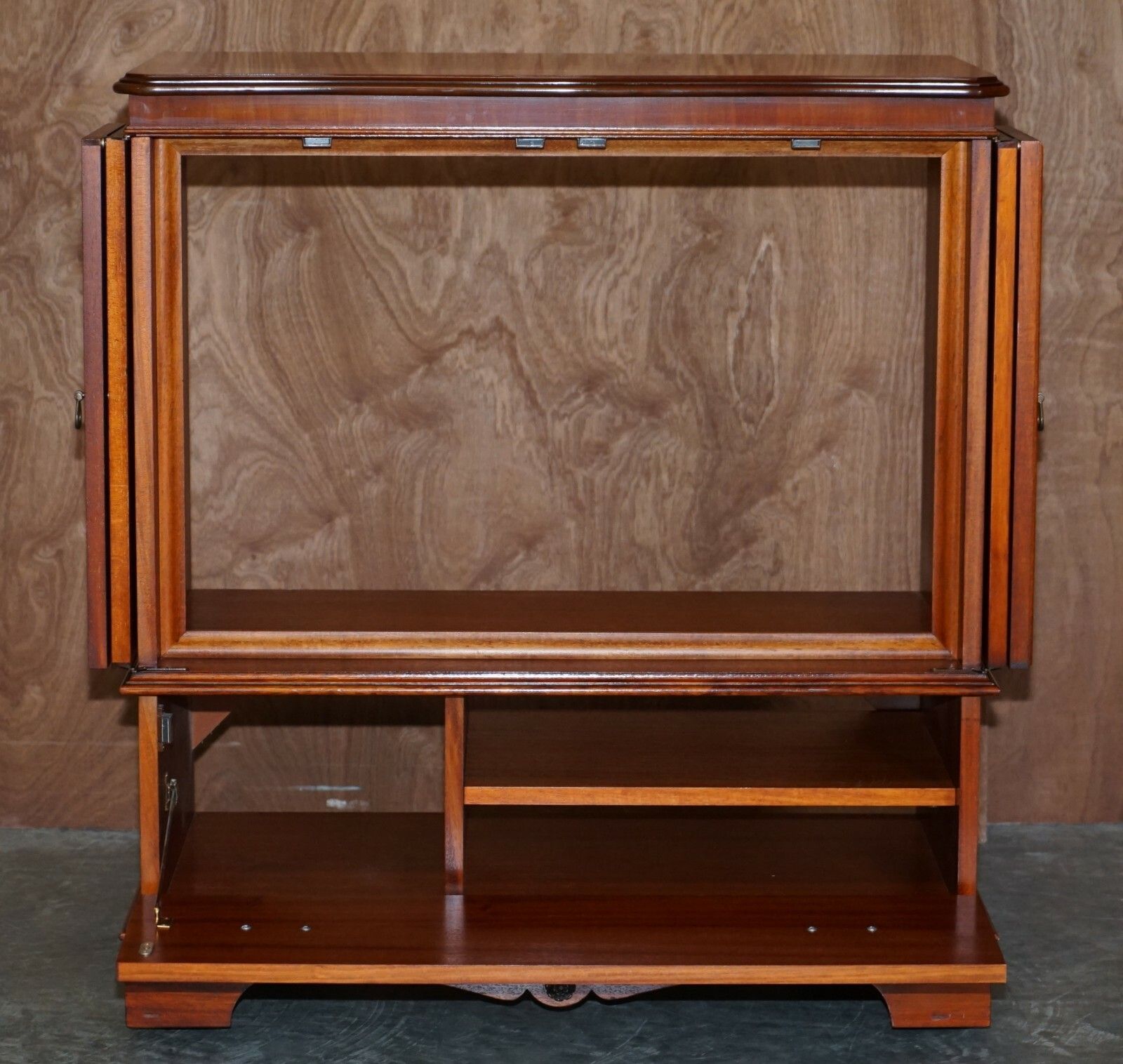 1350.0 Stunning Burr Yew Wood Tv Media Cupboard Designed To House Television & Boxes photo