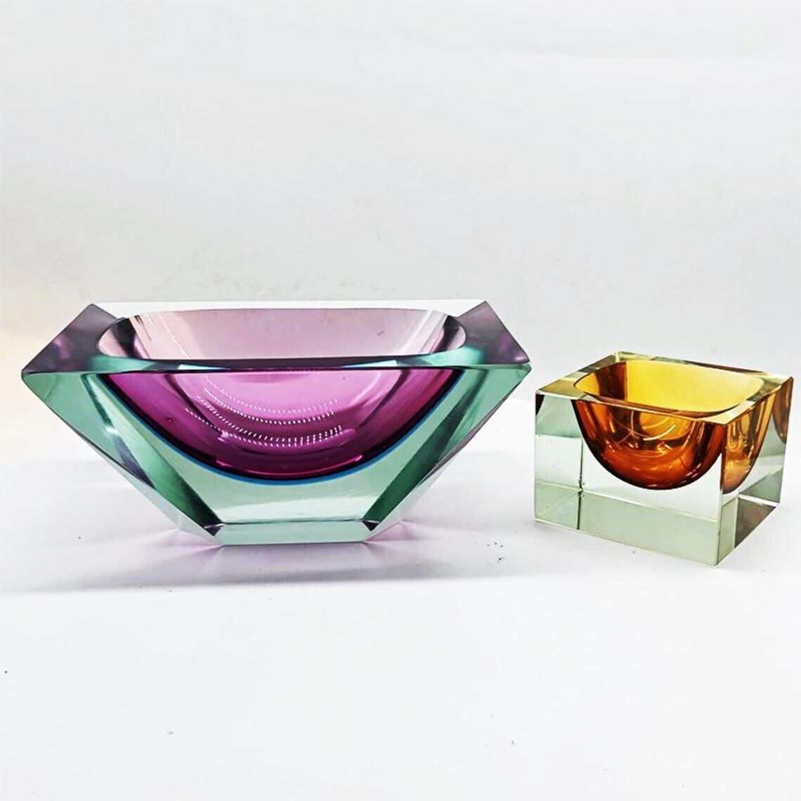 photo furniture 1960s Big Rare Pink Multifaceted Rectangular Ashtray Or Catch All In Murano By Flavio Poli For Seguso. Made In Italy.